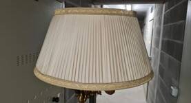 Lucien Gau Lampadaire Empire vert laqué à trois lumières