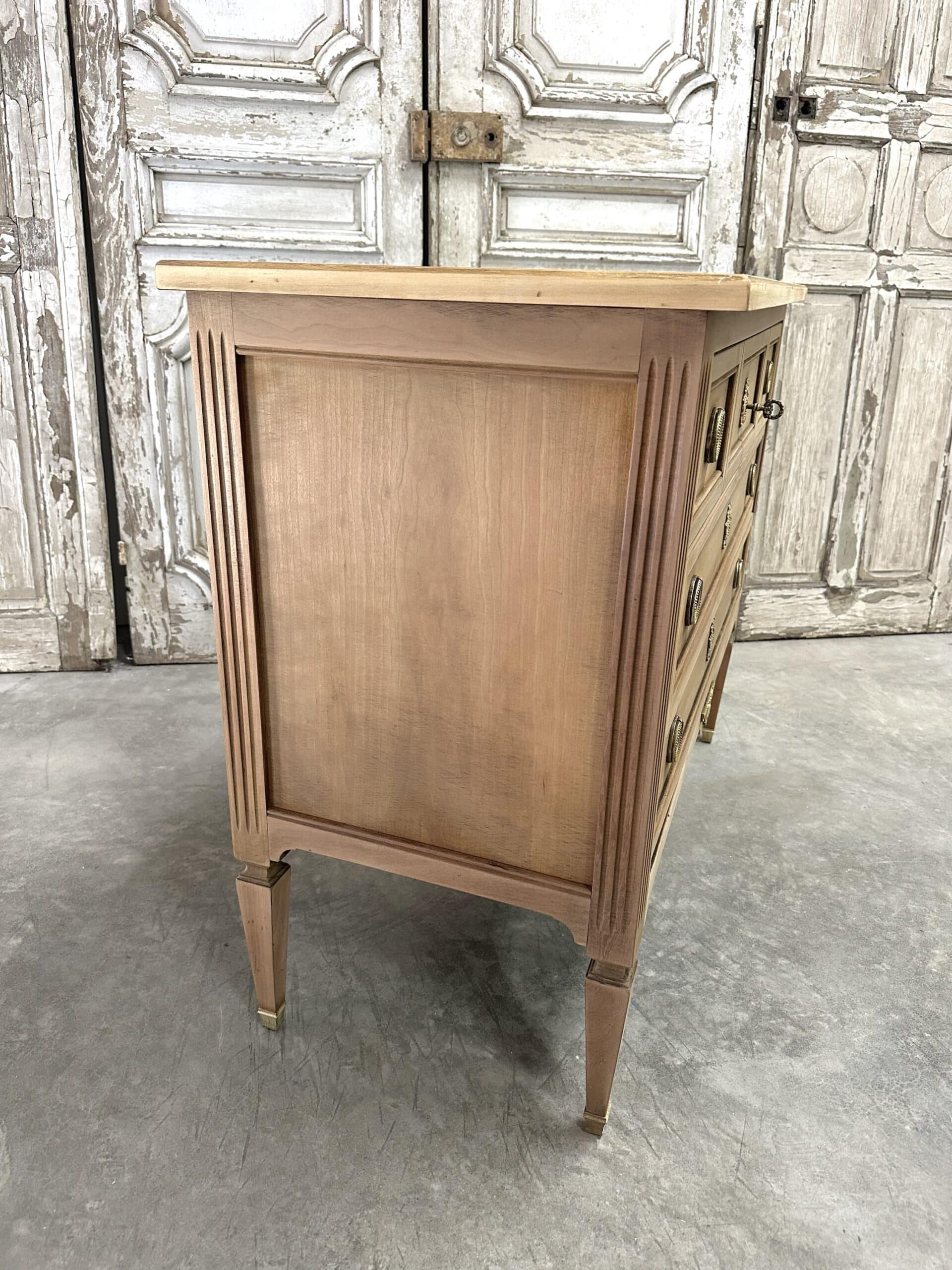 Commode Louis XVI en merisier clair vers 1970