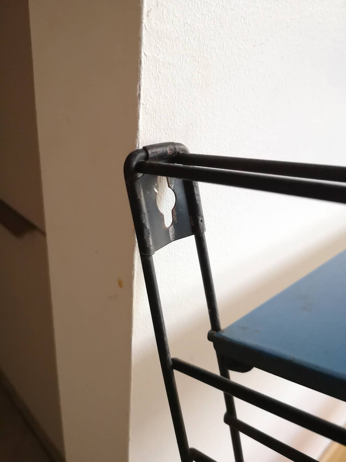 Tomado Holland vintage string wall shelf blue, white, red