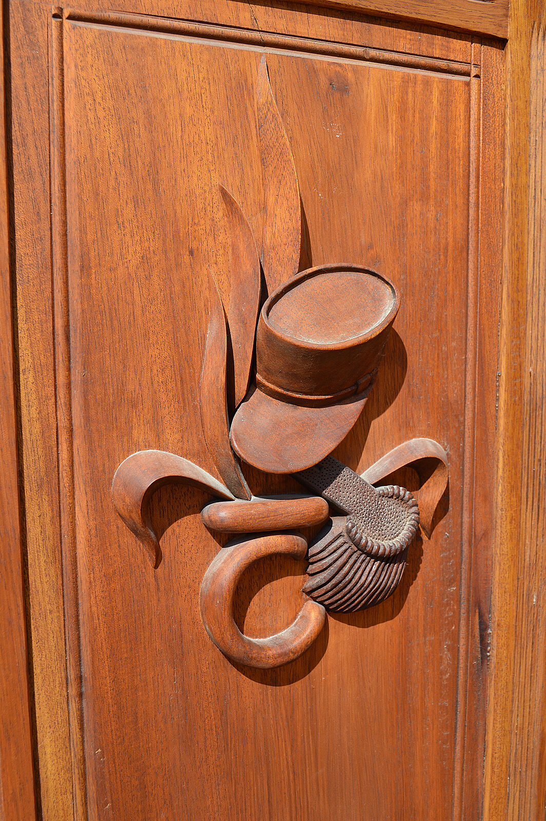 Art Deco screen with 7 panels carved with the insignia of the Foreign Legion, circa 1940