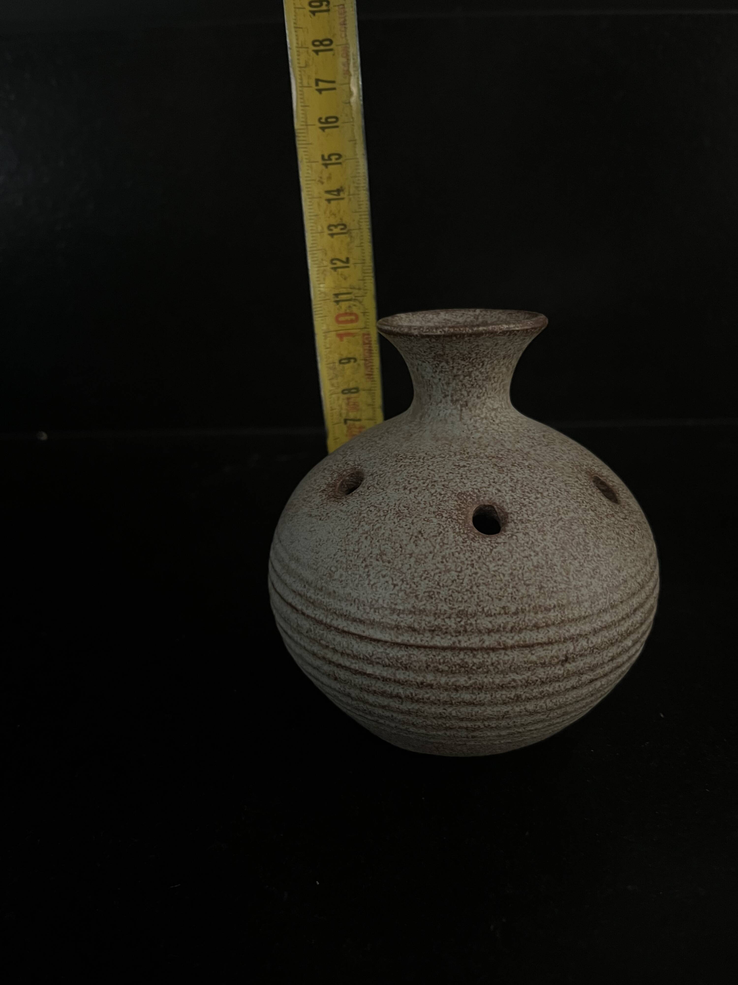 Vase pique-fleurs en grès Vallauris