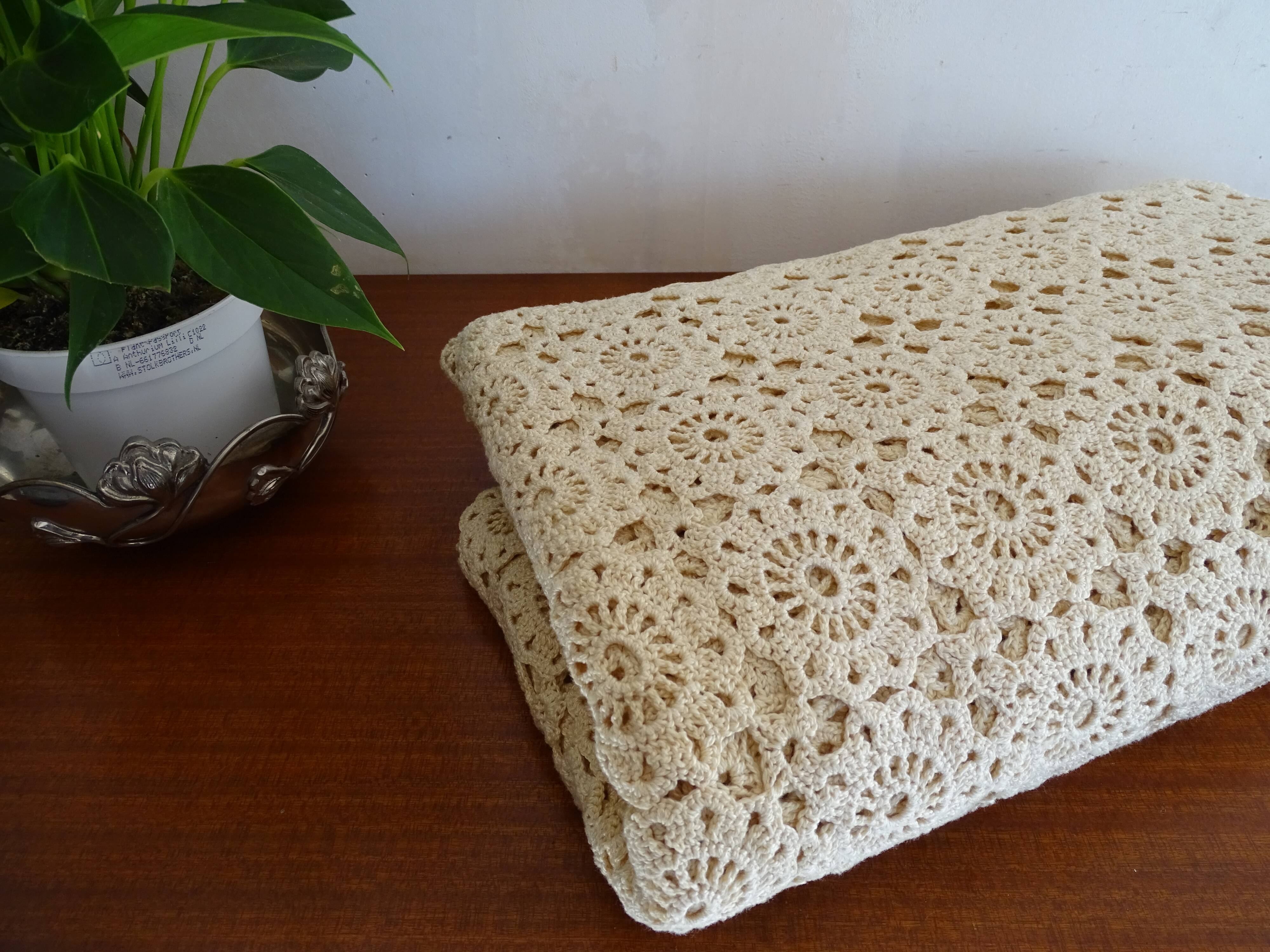 Ancien couvre lit au crochet beige fleurs 205 x 170 cm