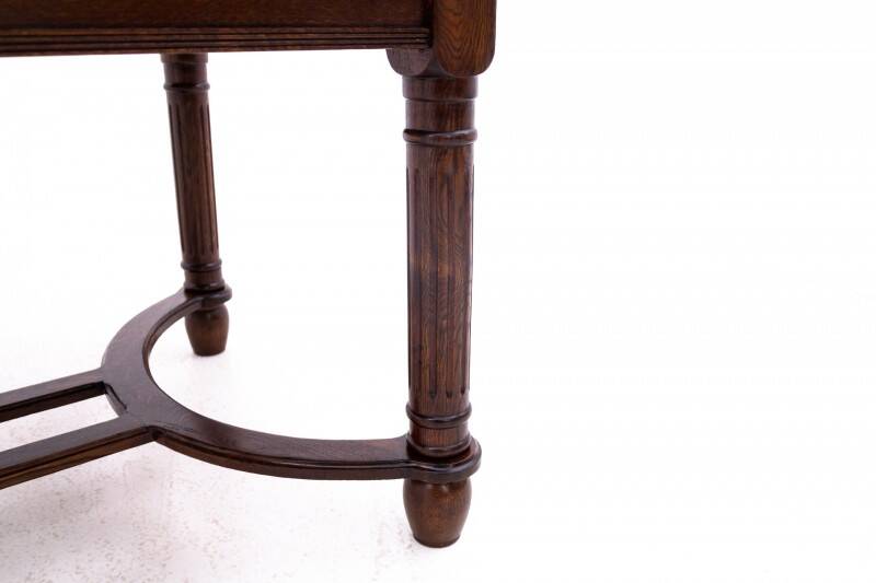 Antique table with 6 chairs from around 1880. After renovation.