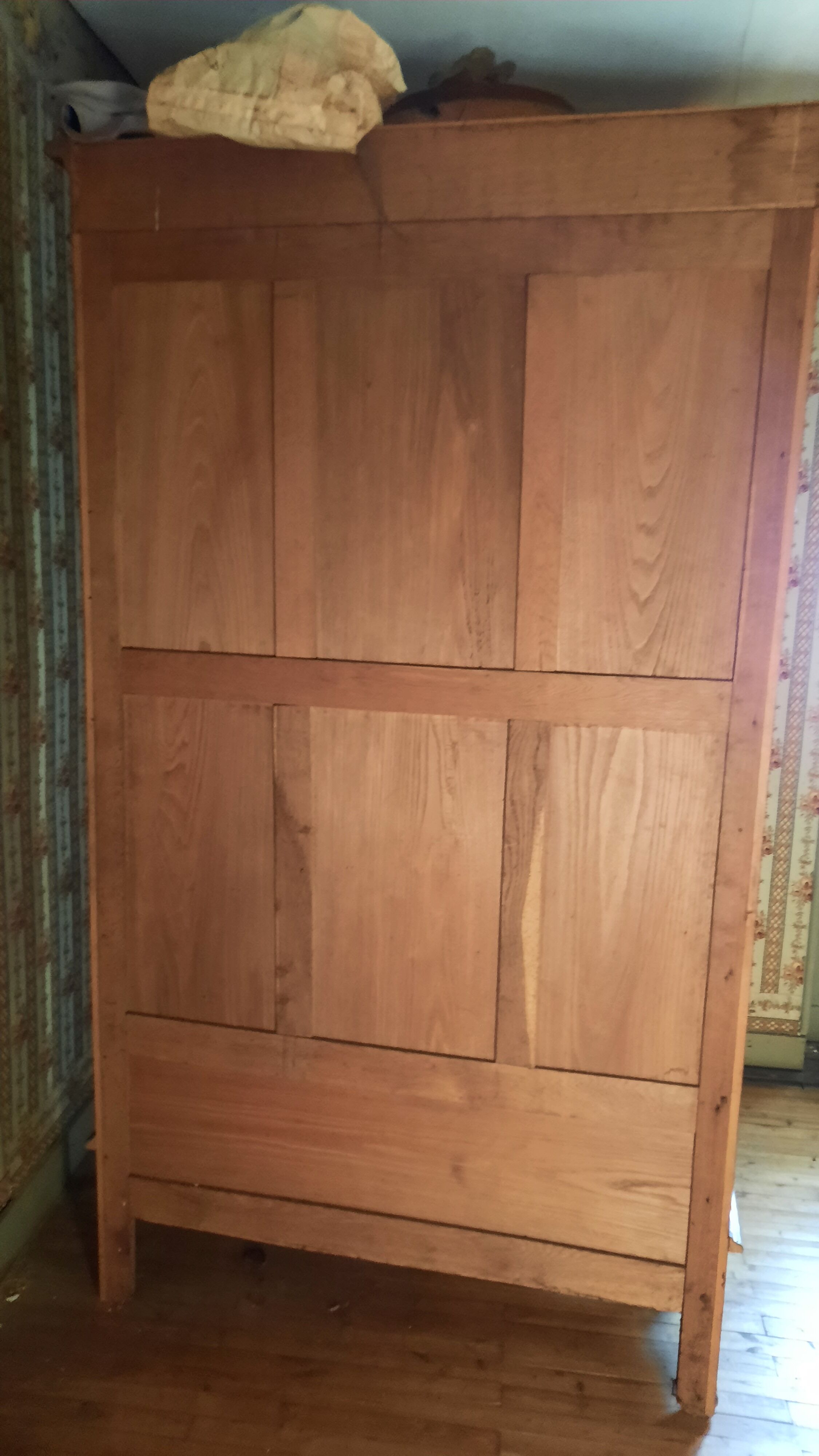 Louis XV rocaille style wardrobe