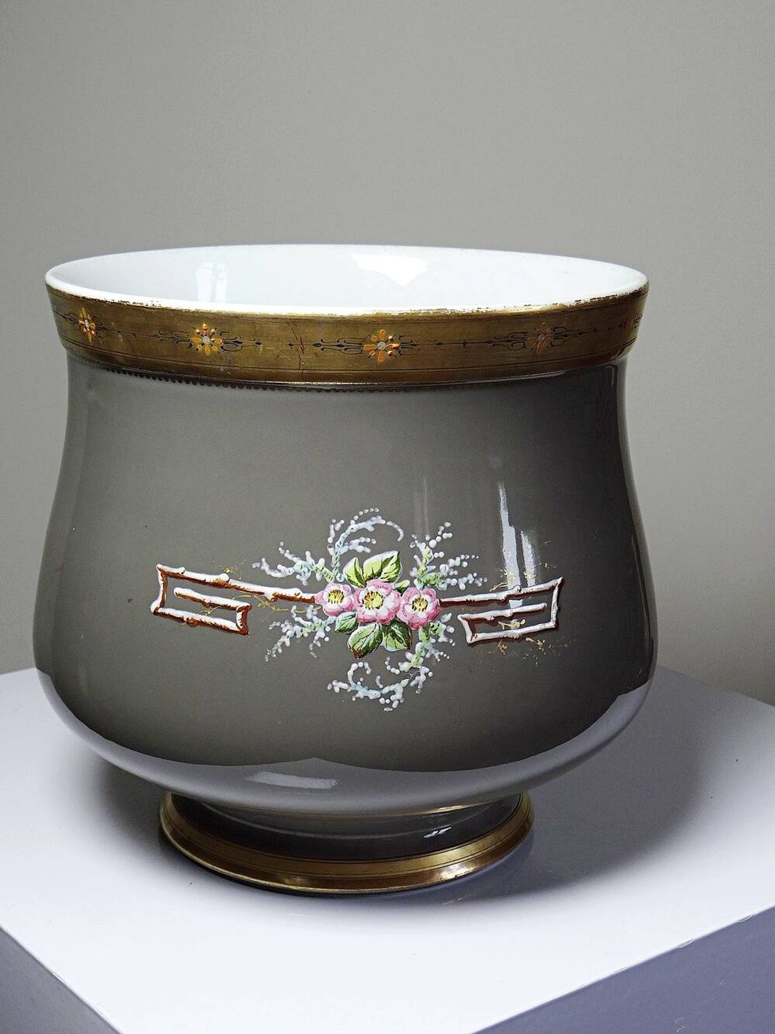 Grand cache-pot ancien en porcelaine émaillée, décor rocaille à l’oiseau, XIXe