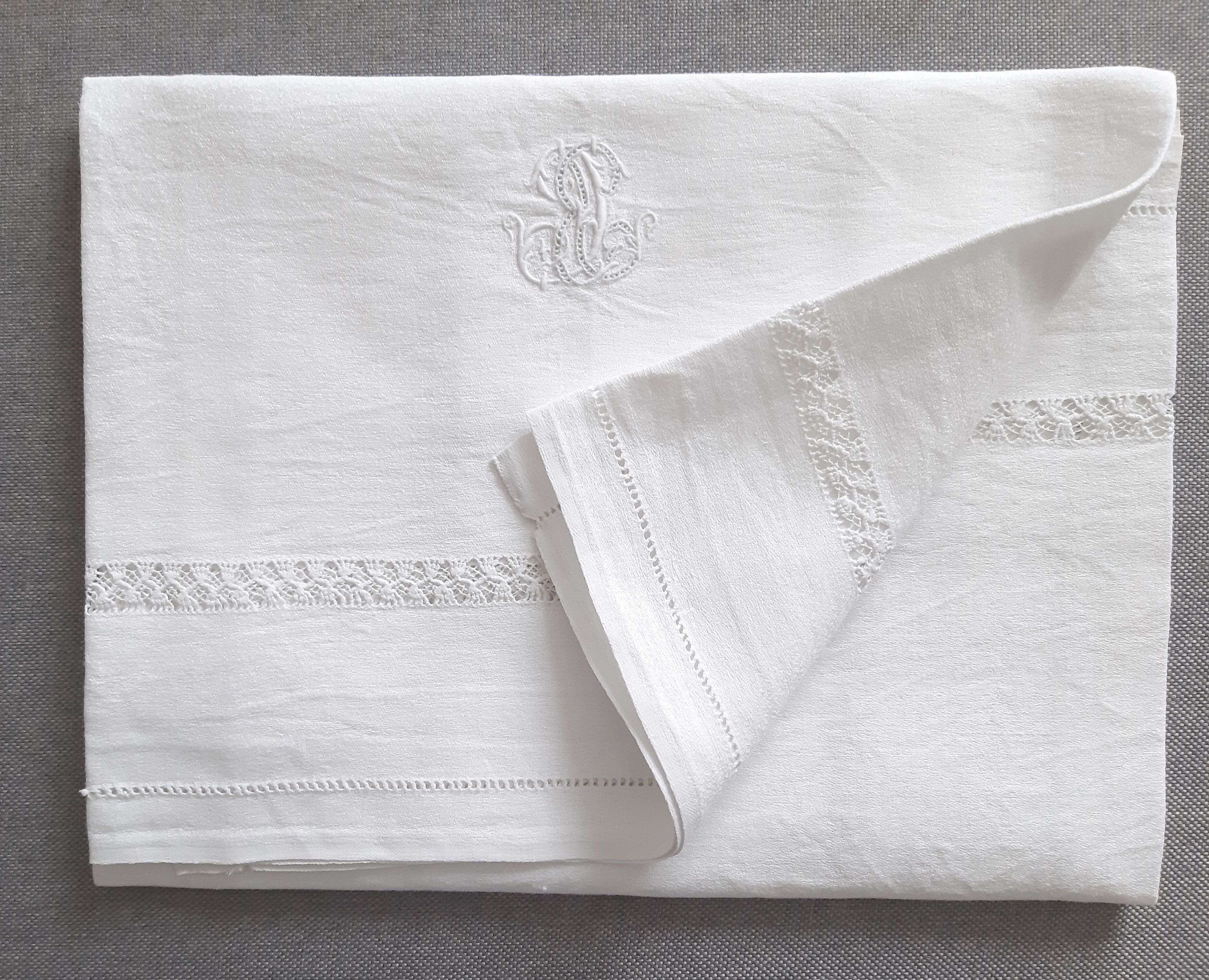 Embroidered tablecloth BC