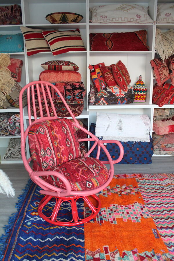 fauteuil vintage années 70 restauré avec coussins marocains sur mesure, fauteuil rose et rouge