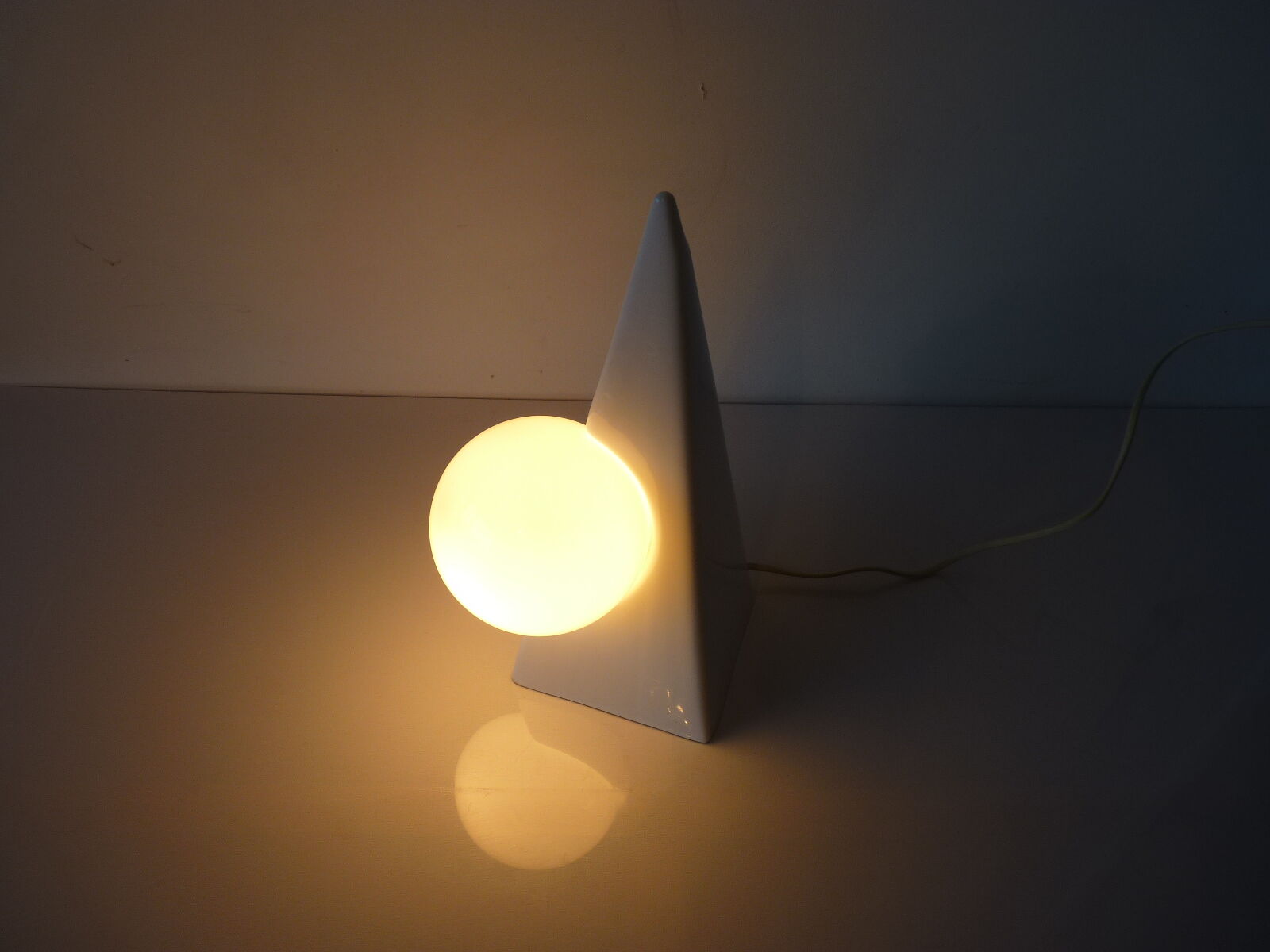 White ceramic piramid table lamp