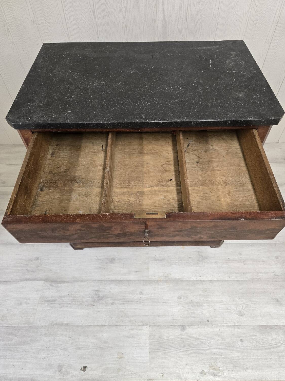 Commode ancienne en acajou flammé de style louis philippe