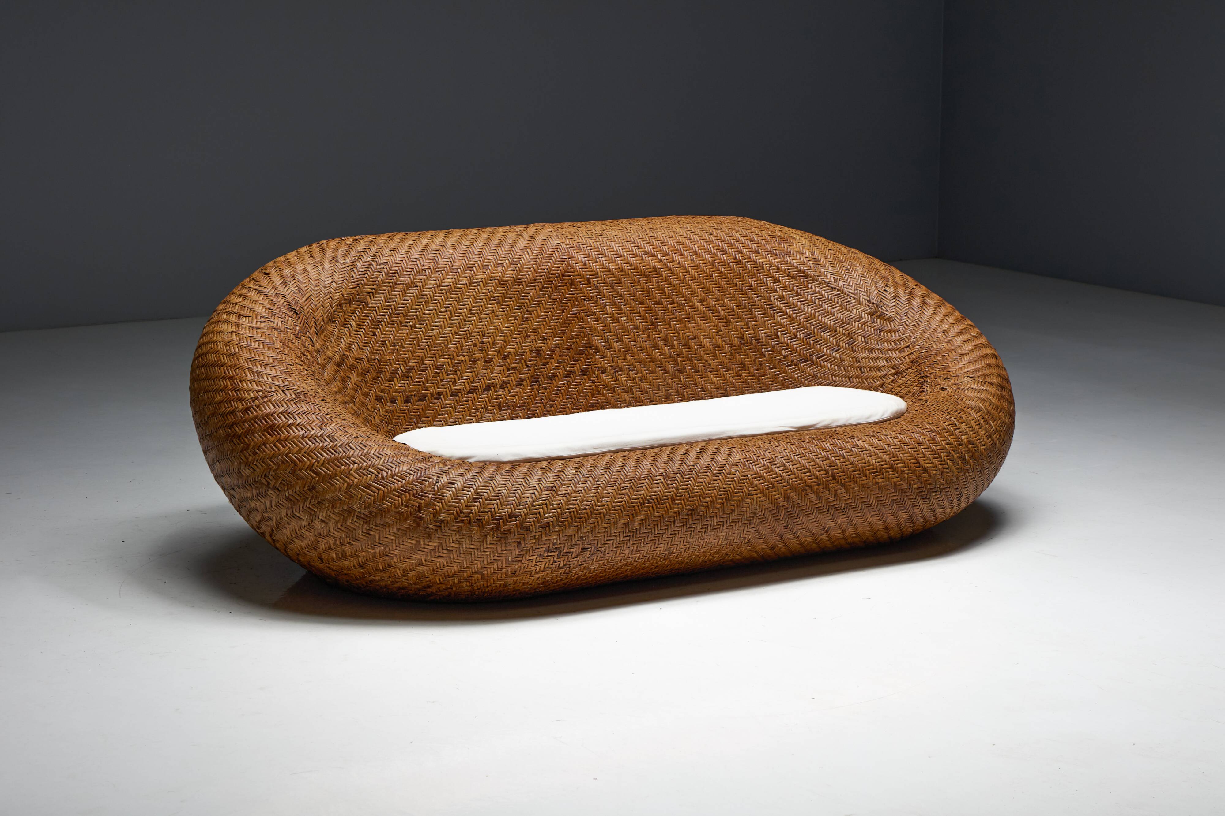 Canapé en osier tressé, style milieu du XXe siècle, France, années 1970