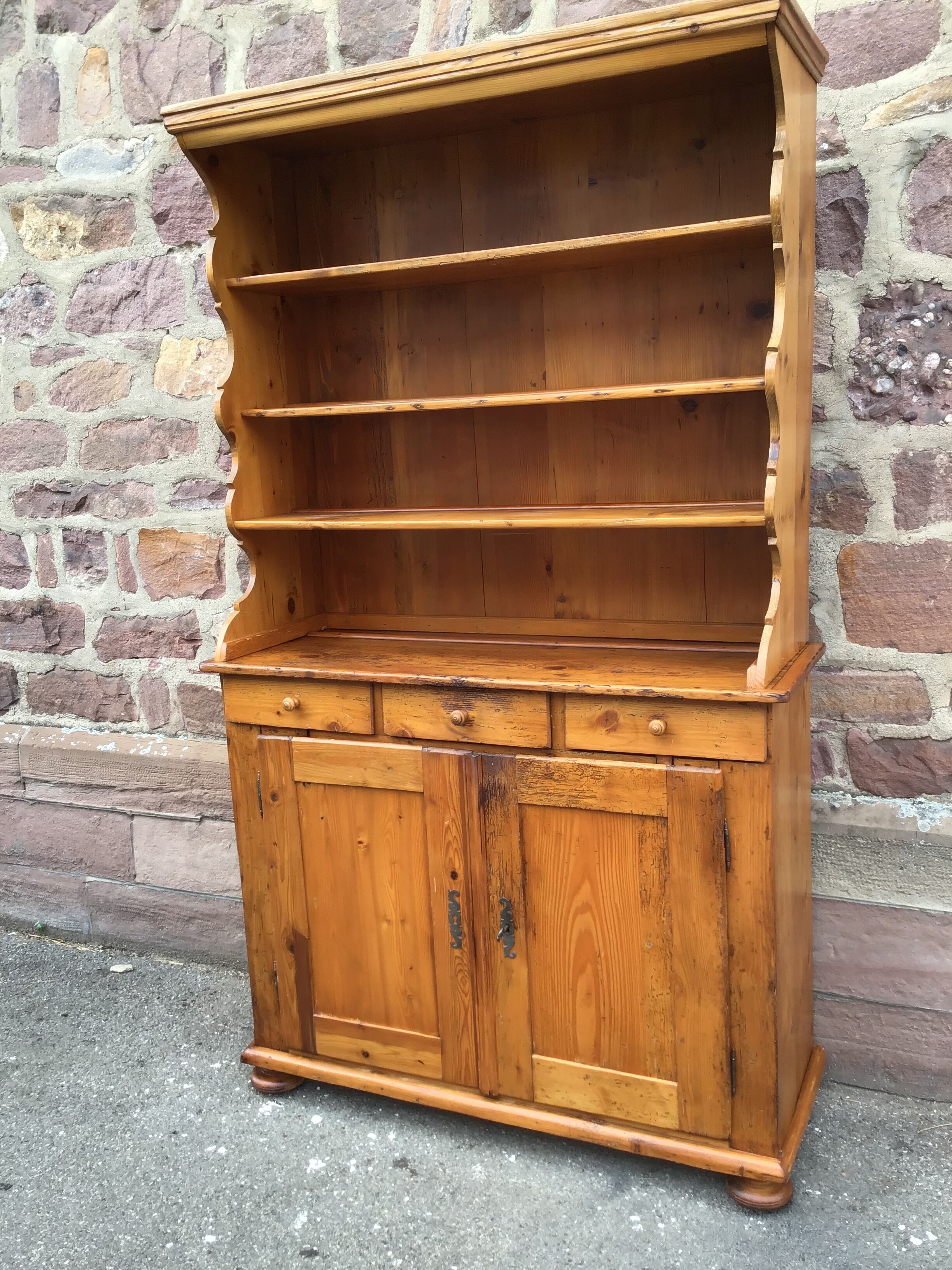 Vaisselier rustique régional vintage en sapin