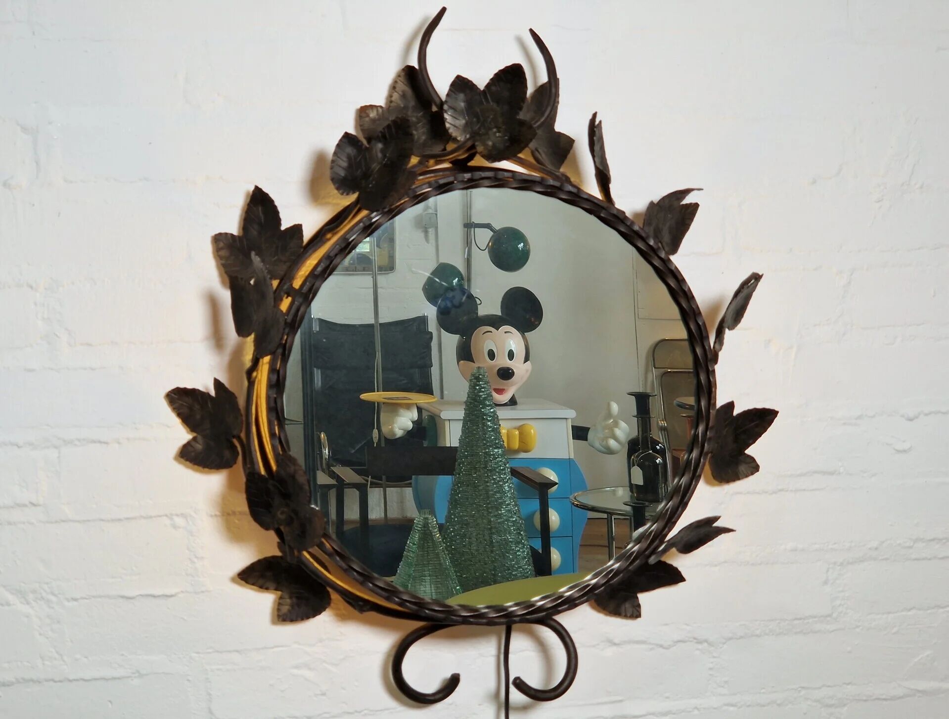 Miroir en fer forgé rétroéclairé en forme de feuille, France, années 1960