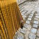 Fauteuil crapaud velours jaune moutarde à franges