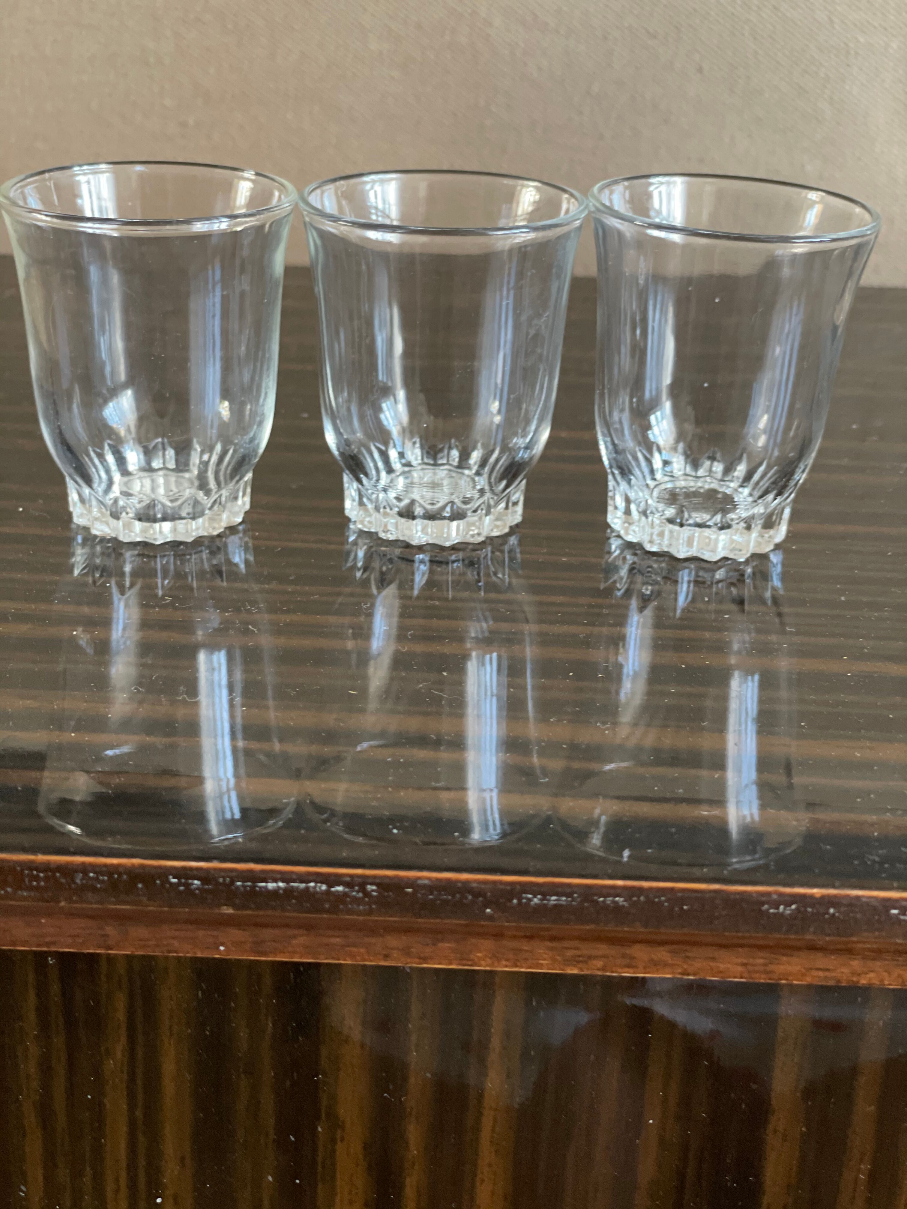 Lot decanter 3 vintage bucket glasses + 2 mismatched glasses