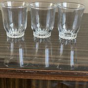 Lot decanter 3 vintage bucket glasses + 2 mismatched glasses