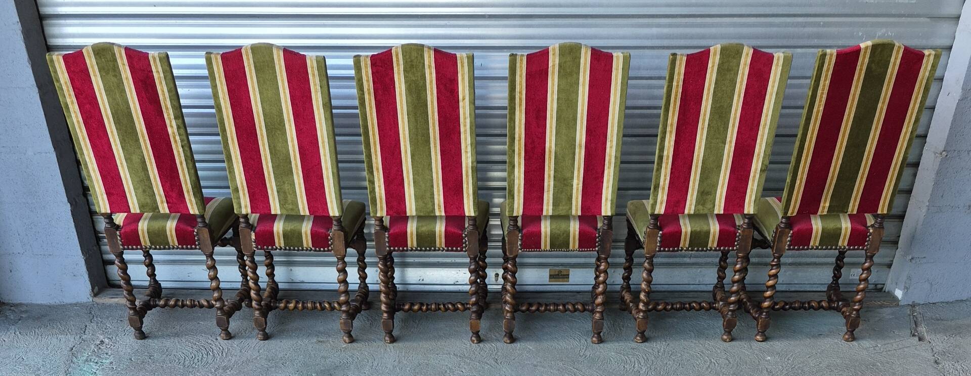 Set of 6 Louis XIII style chairs in turned wood and velvet.