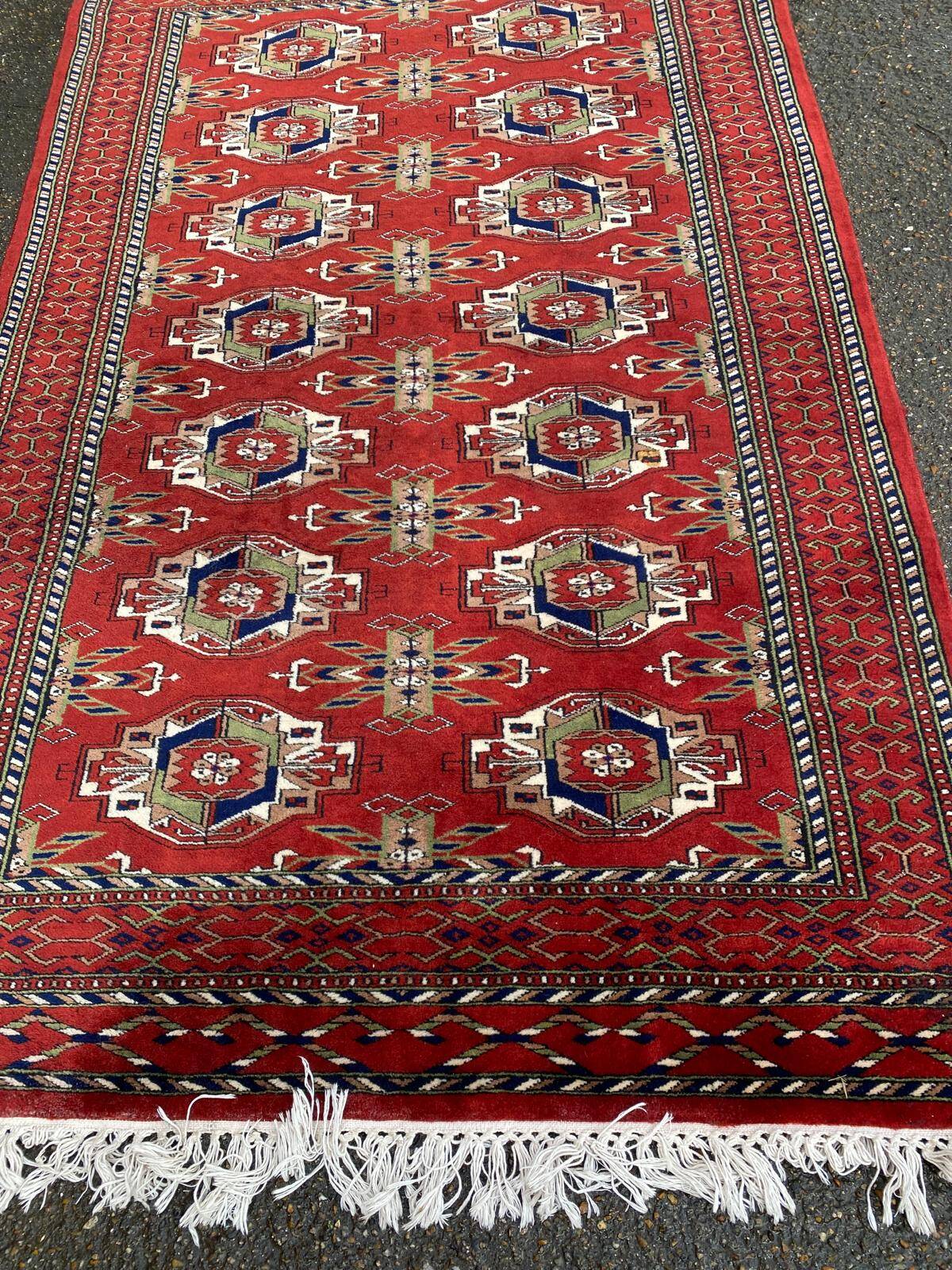 Handwoven Pakistani Persian rug in burgundy wool 120x190.