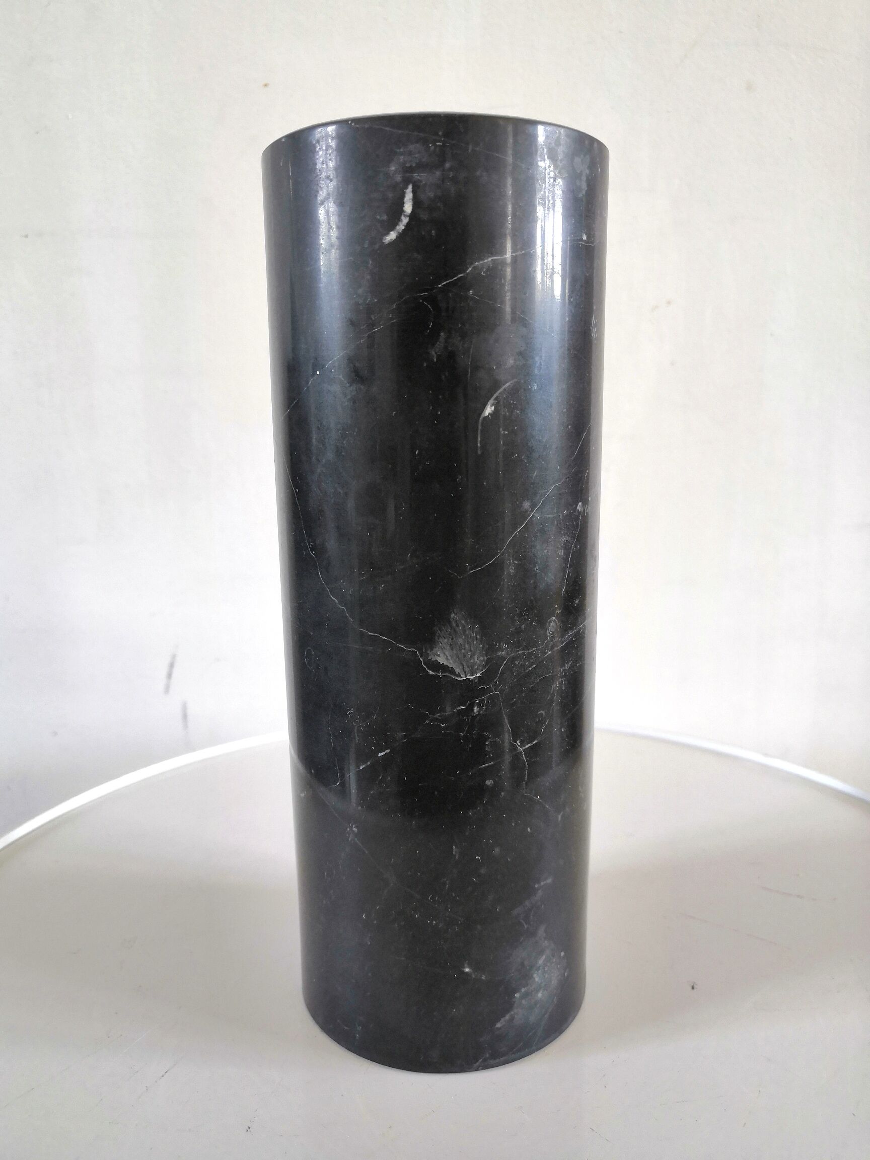 Cylindrical vase roll in black Carrara marble