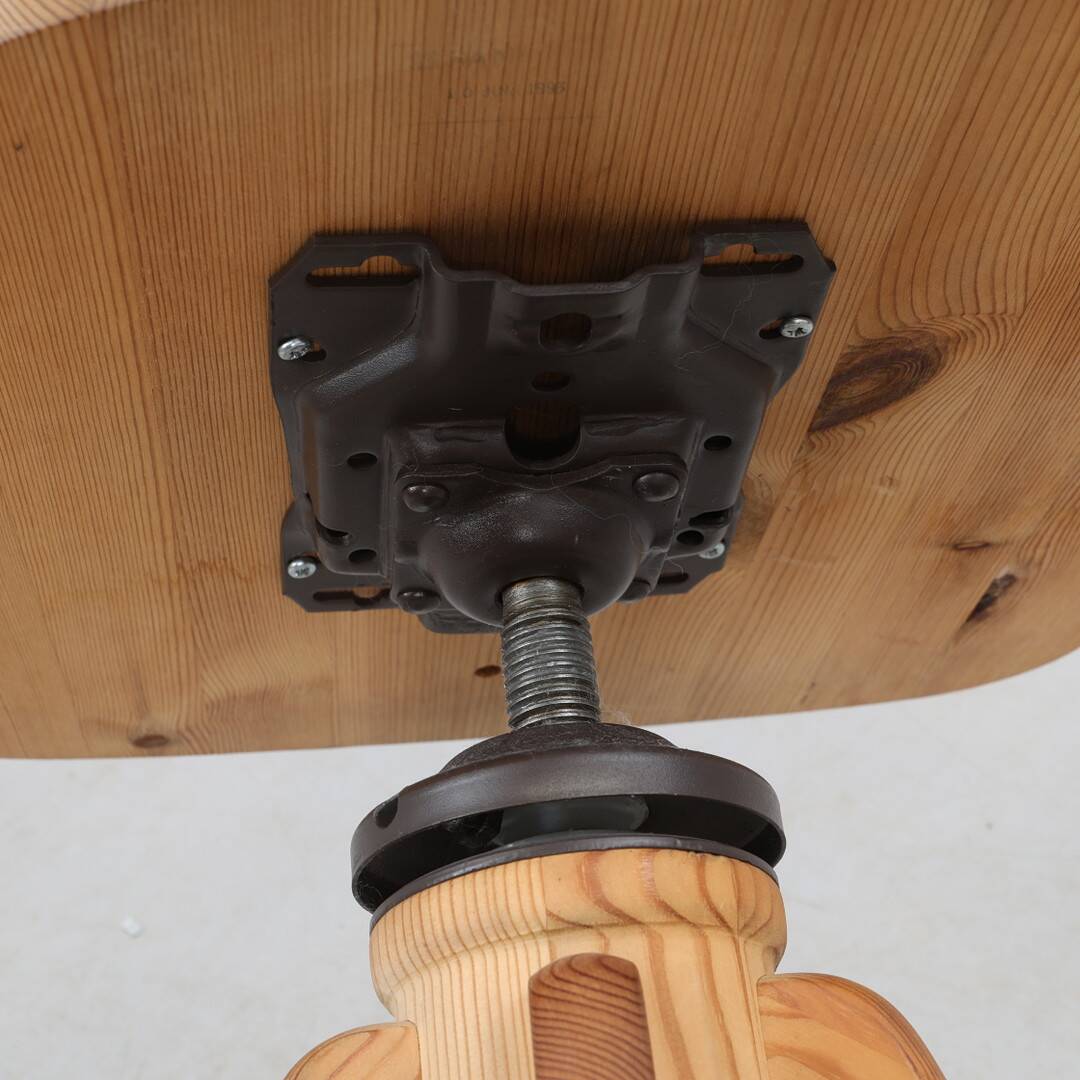 Rotating chair with turned wooden bar, 5-star base, US
