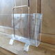 Porte revue vintage en plexiglas et laiton