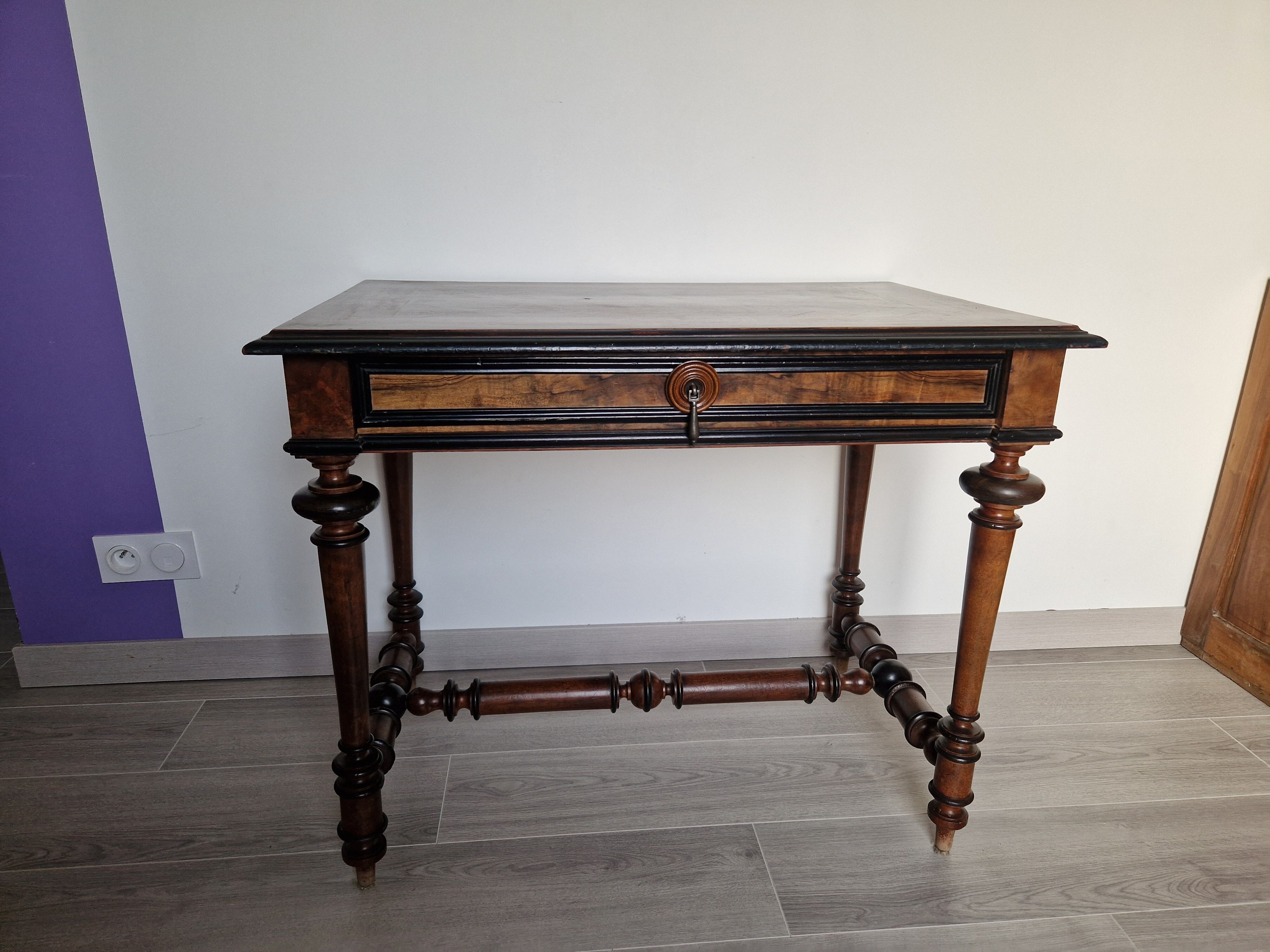 Napoleon nineteenth century desk in solid walnut and mahogany veneer