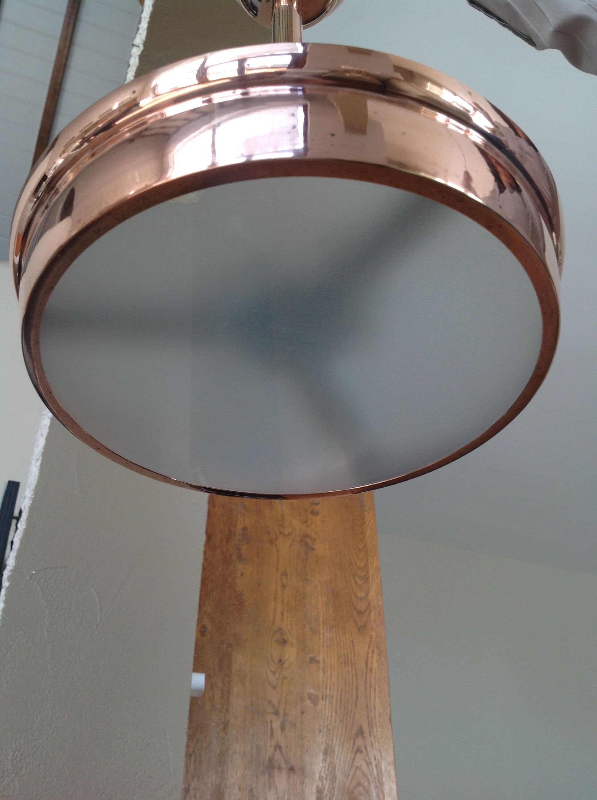Suspension vintage en cuivre rouge et verre opaque