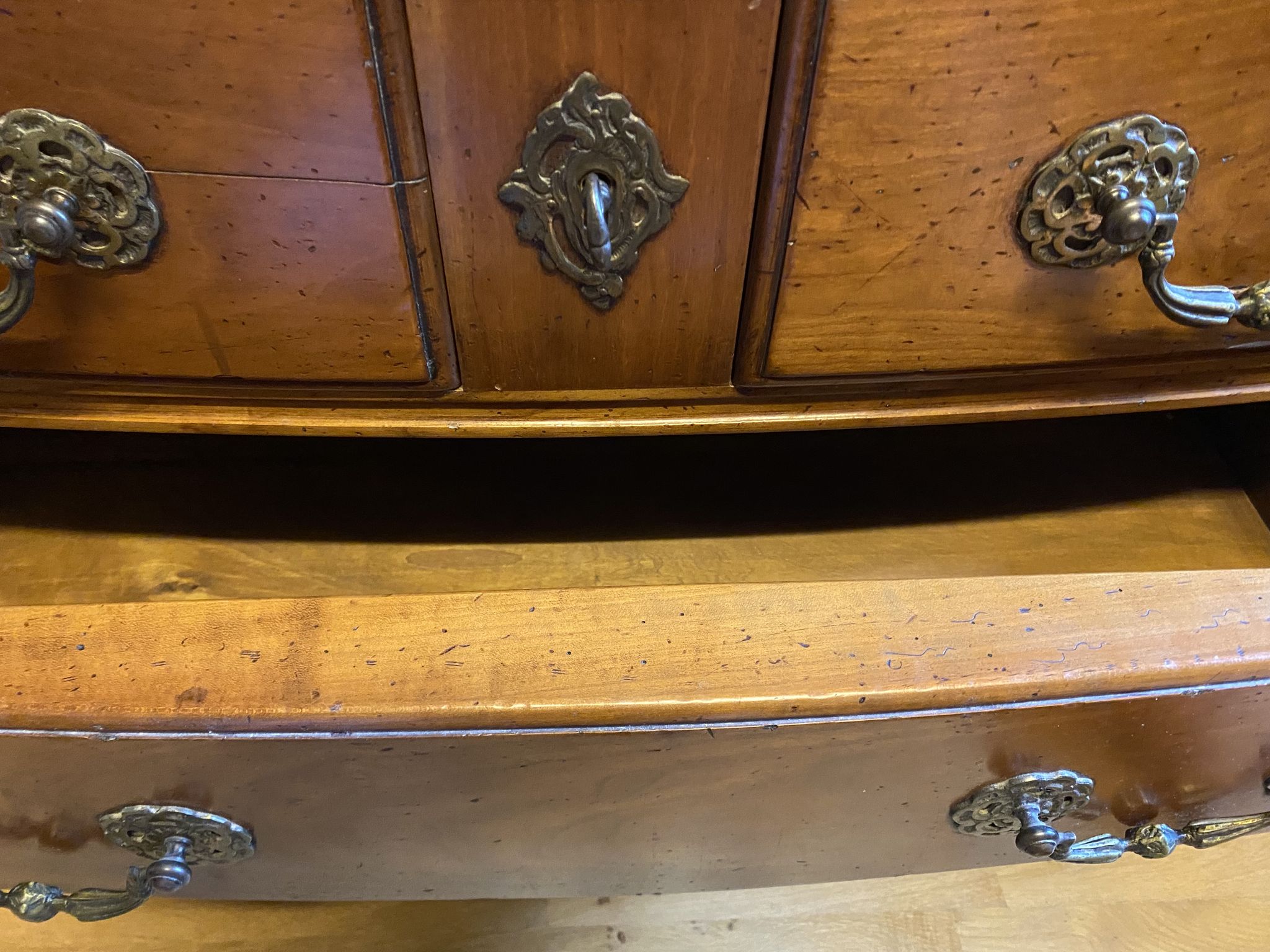 Louis XIV style chest of drawers in cherry, 4 drawers. Perfect condition.