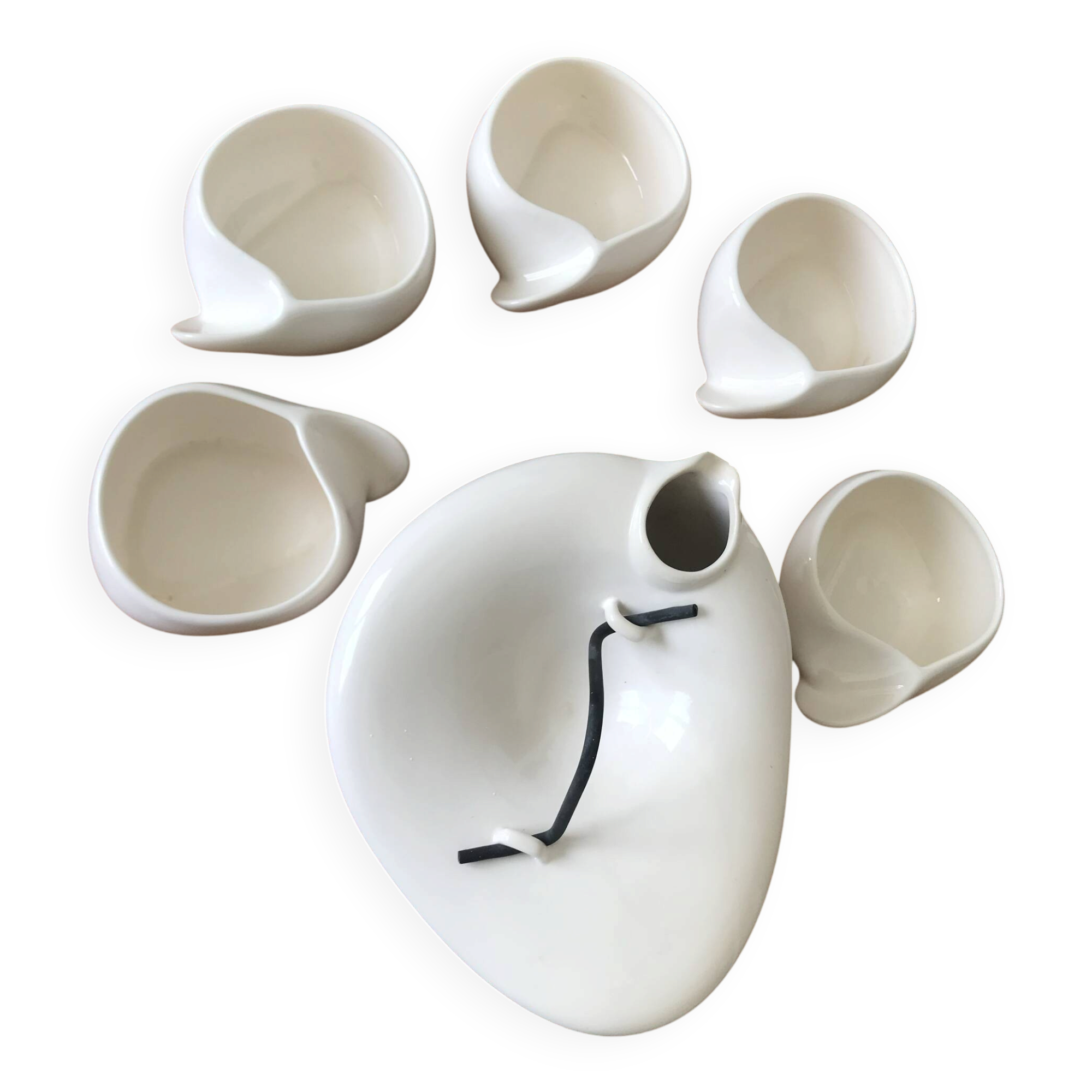 Teapot and cups in contemporary ceramic