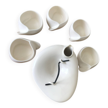 Teapot and cups in contemporary ceramic