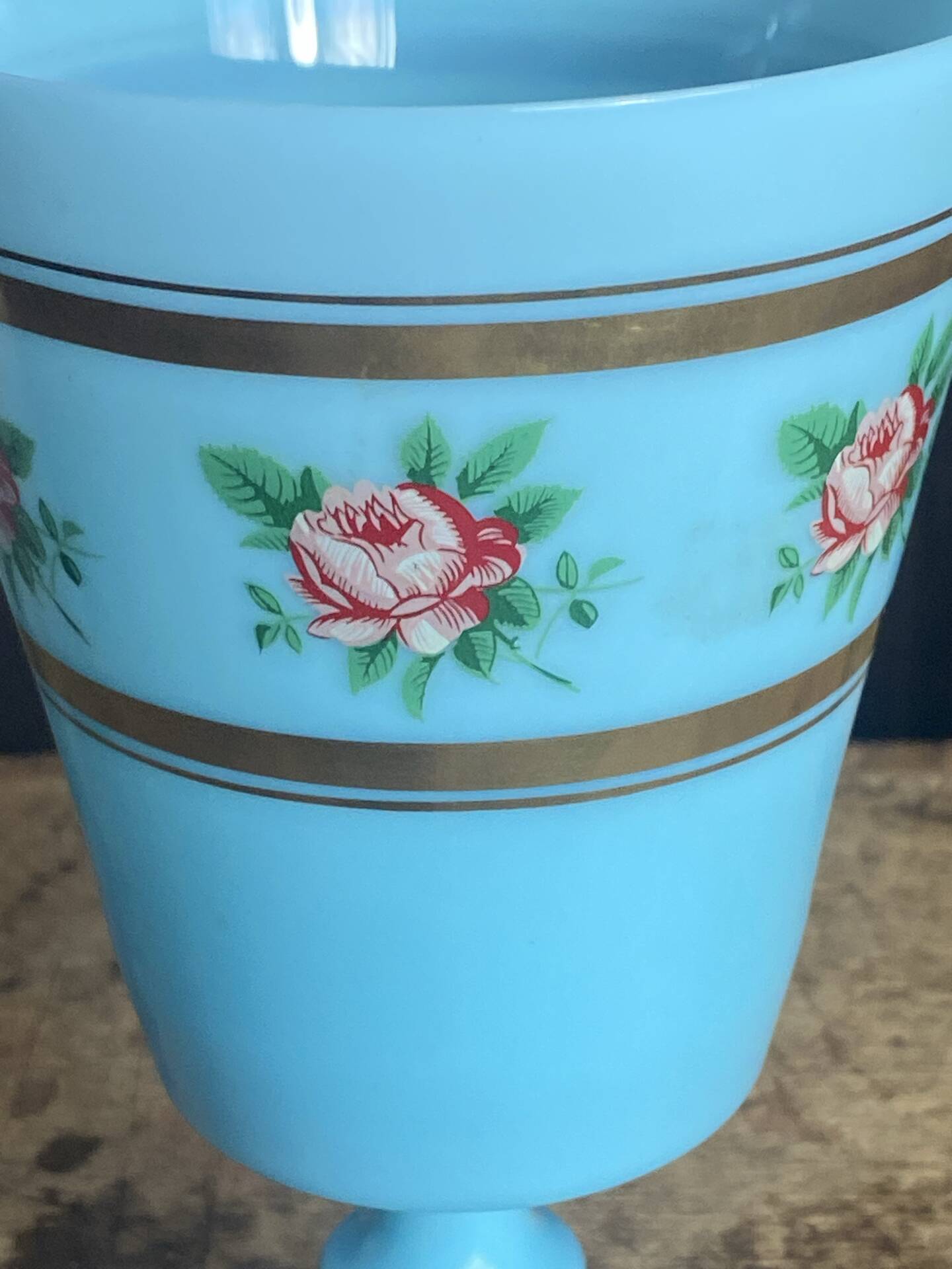 Calice en verre opalin bleu