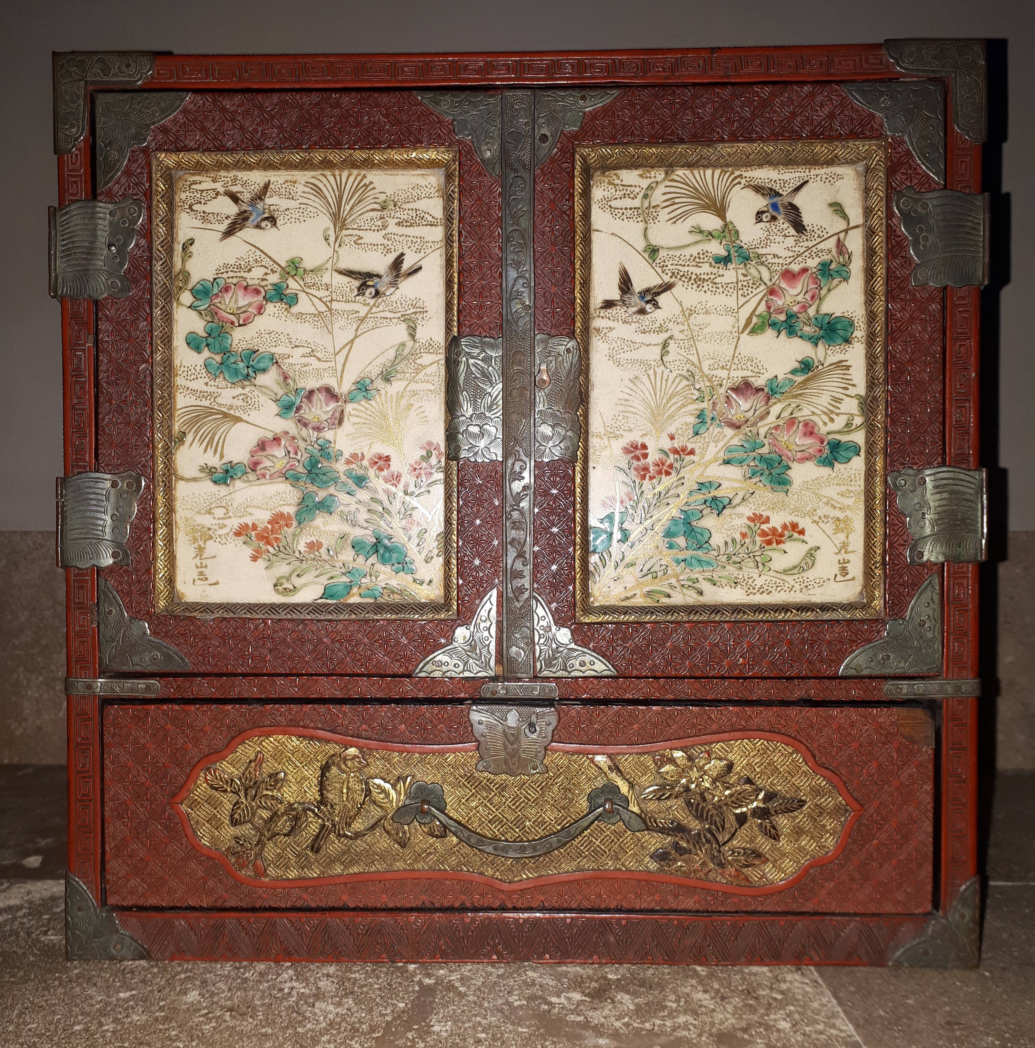 Japanese cabinet in cinnabar red lacquer, Japan Meiji era