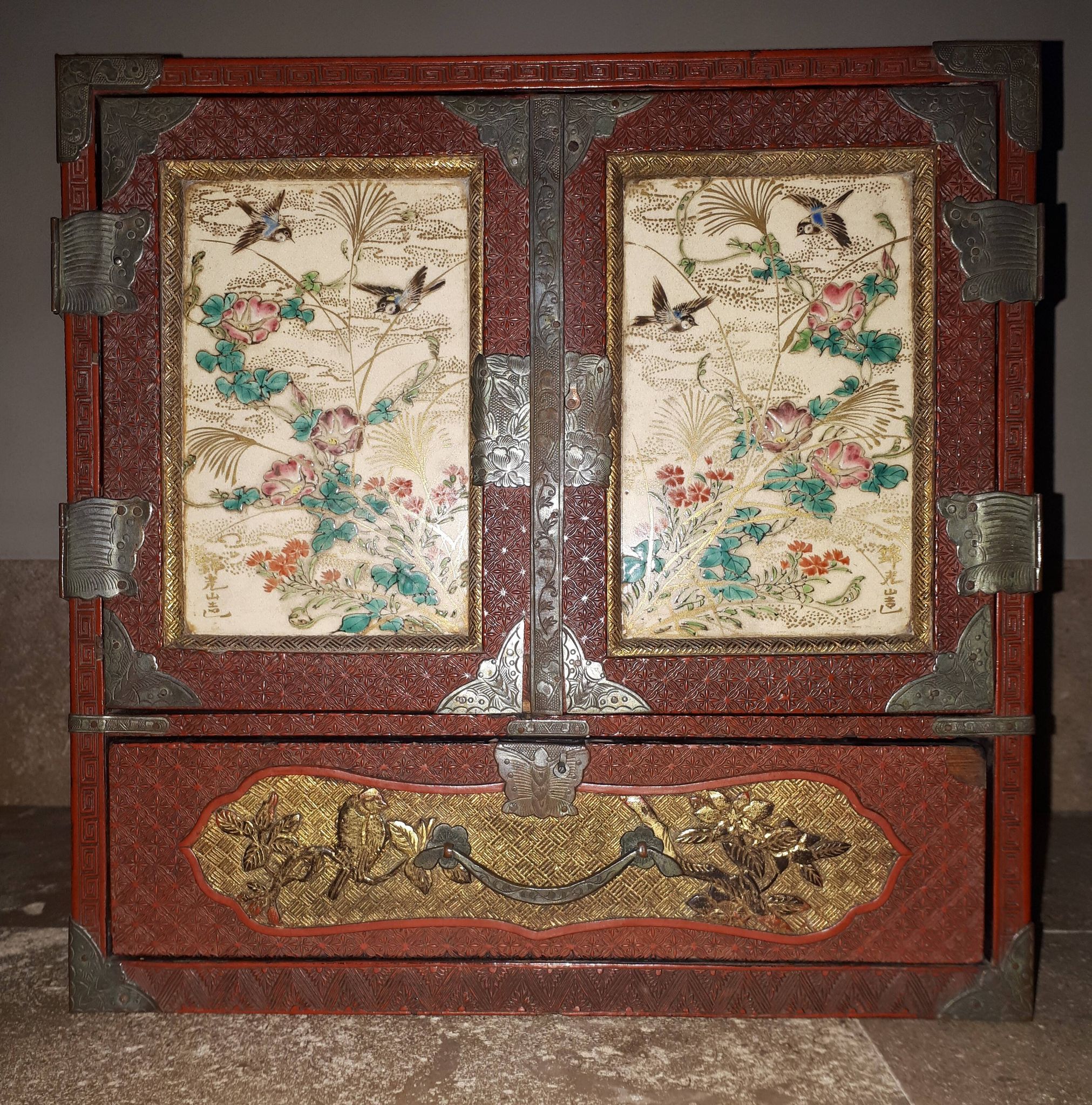 Japanese cabinet in cinnabar red lacquer, Japan Meiji era