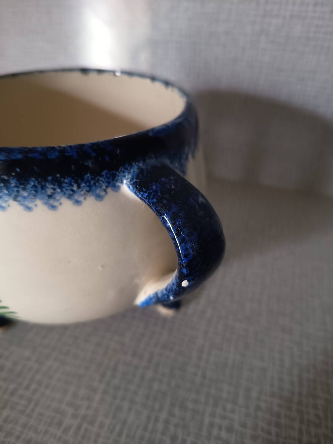 Henriot Quimper tripod bowl