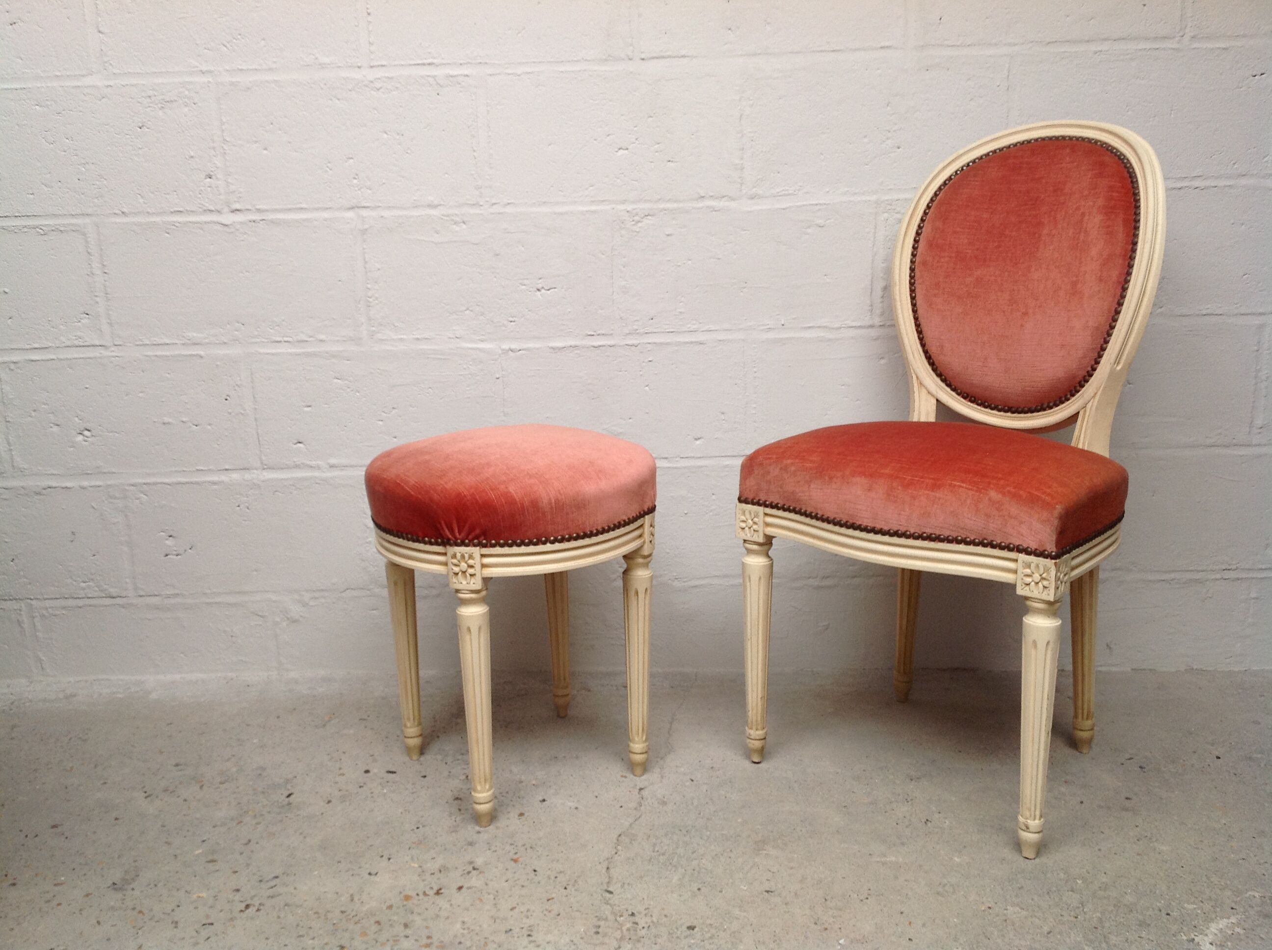 Chaise médaillon et tabouret velours style Louis XVI