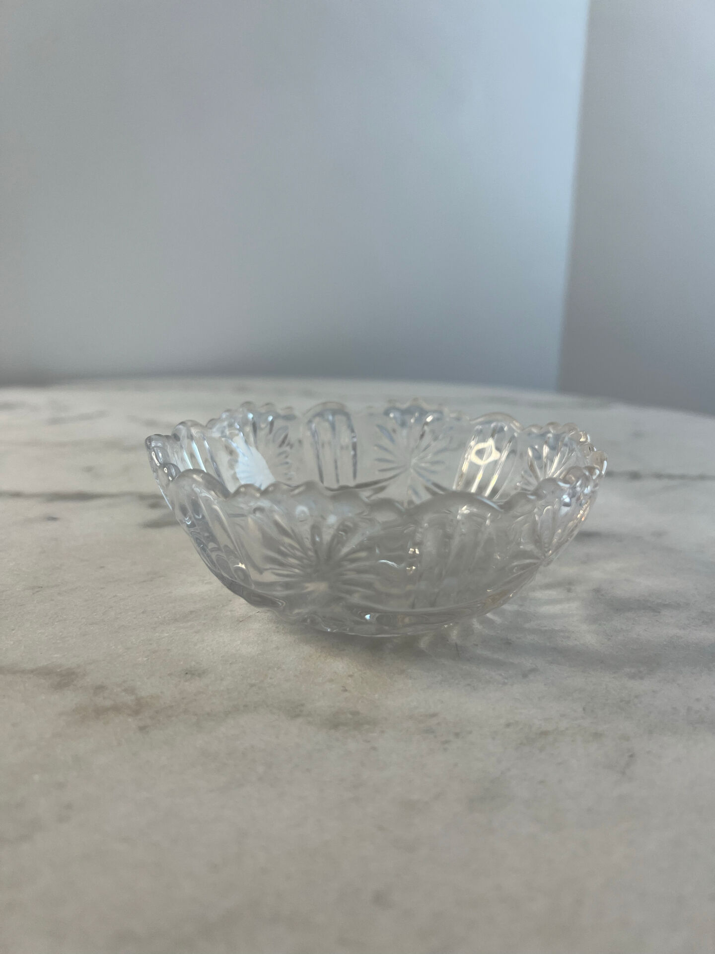 Coupelle en verre taillé bord festonné 11cm