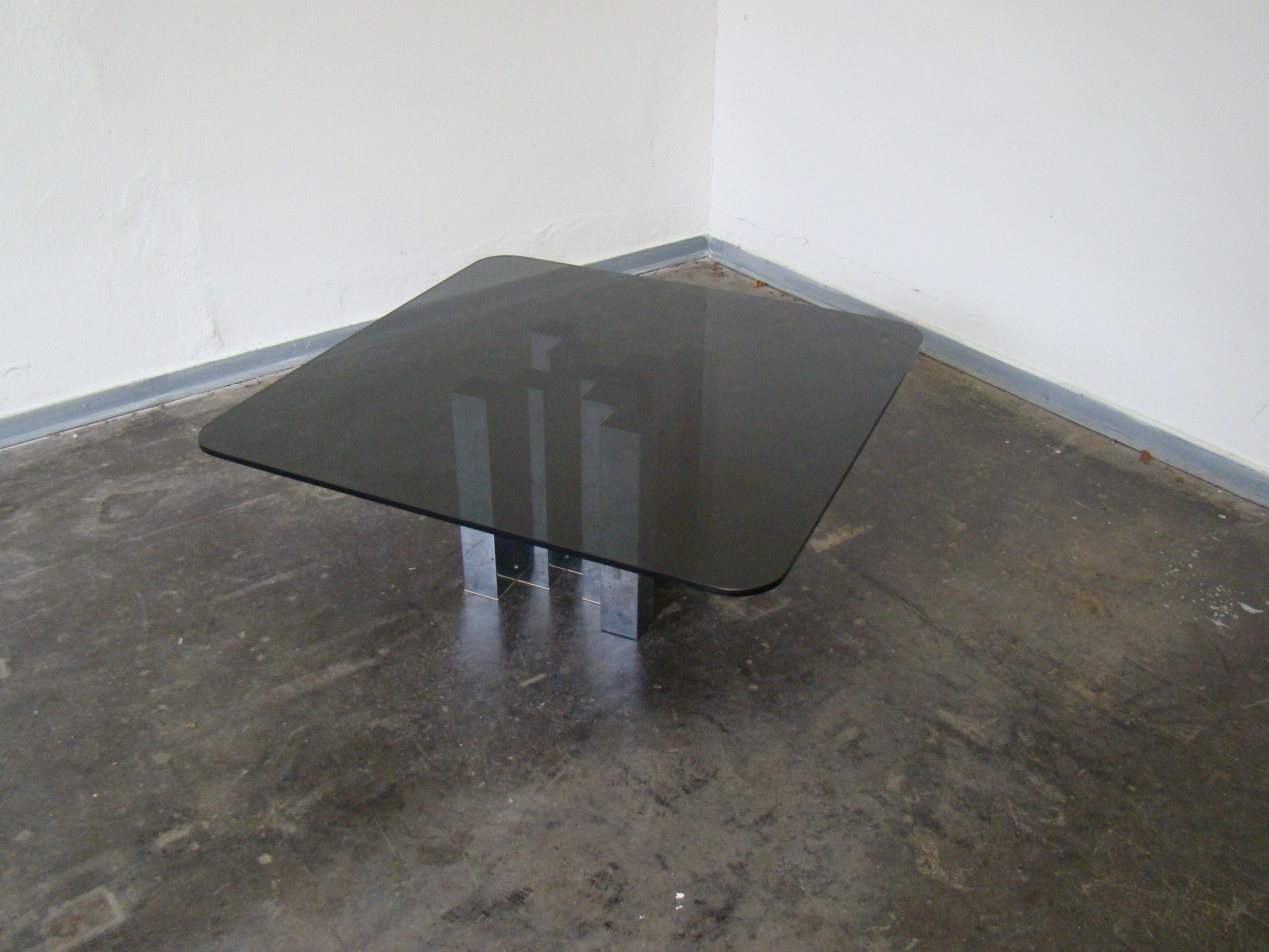 Table basse en verre fumé et chrome 1970