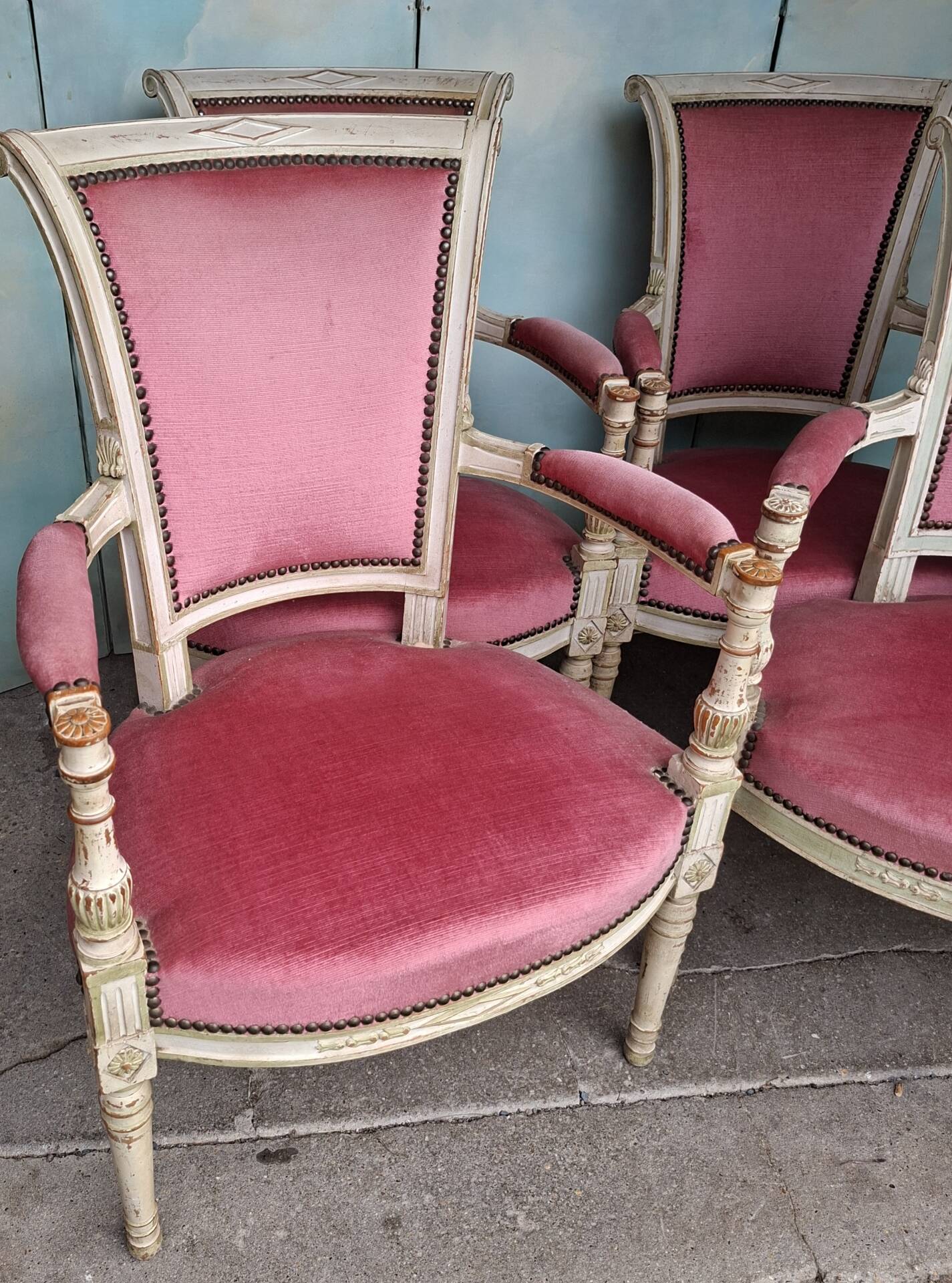 4 fauteuils Directoire en velours rose