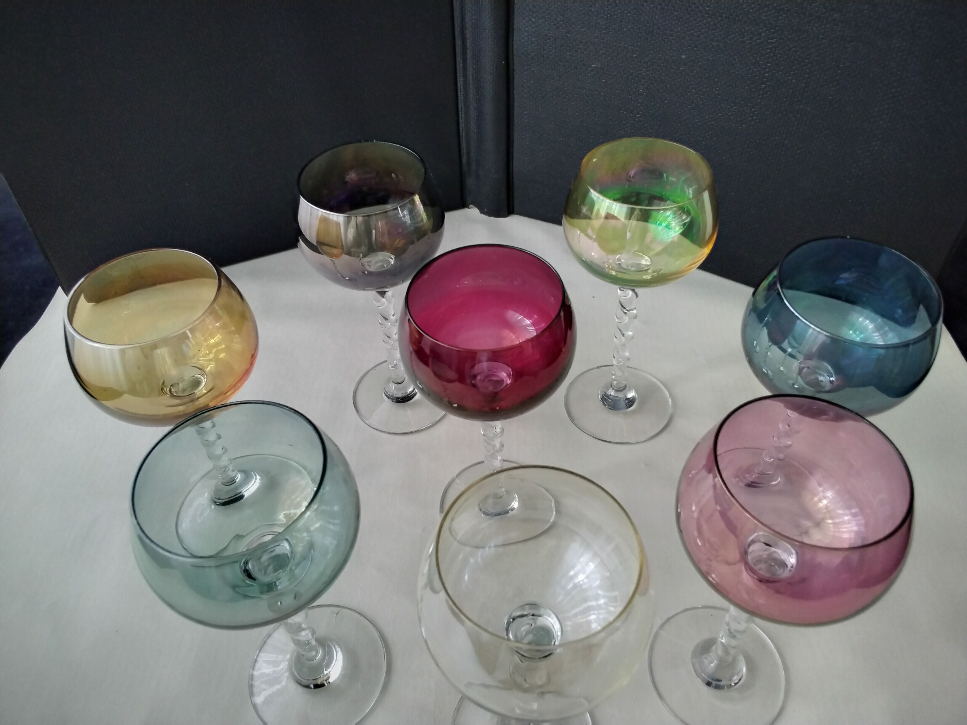 8 verres de différentes couleurs