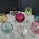 8 verres de différentes couleurs