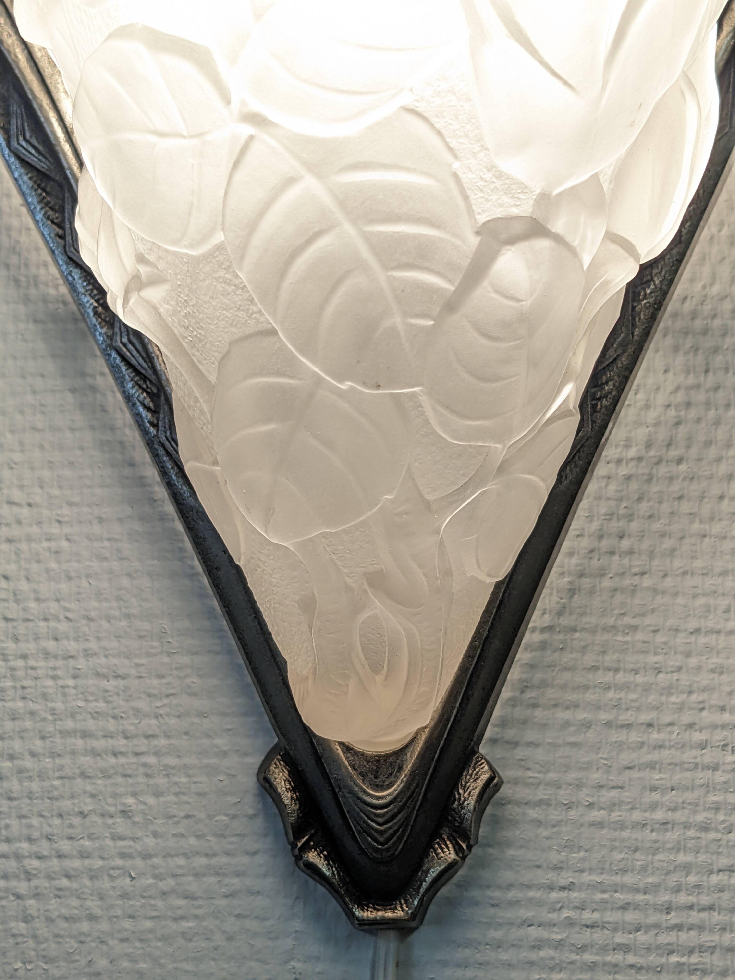 Art Deco wall lamp in frosted glass and nickel-plated bronze circa 1920