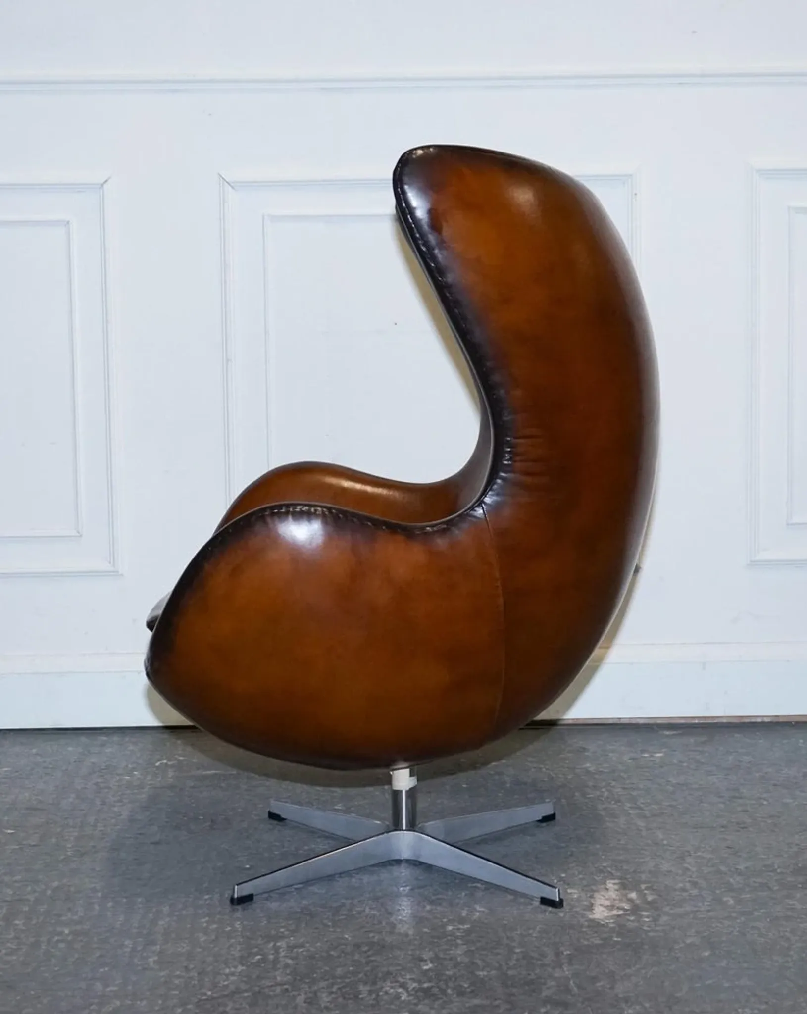 Chaise Egg Vintage Teintée à la Main en Brun Whisky