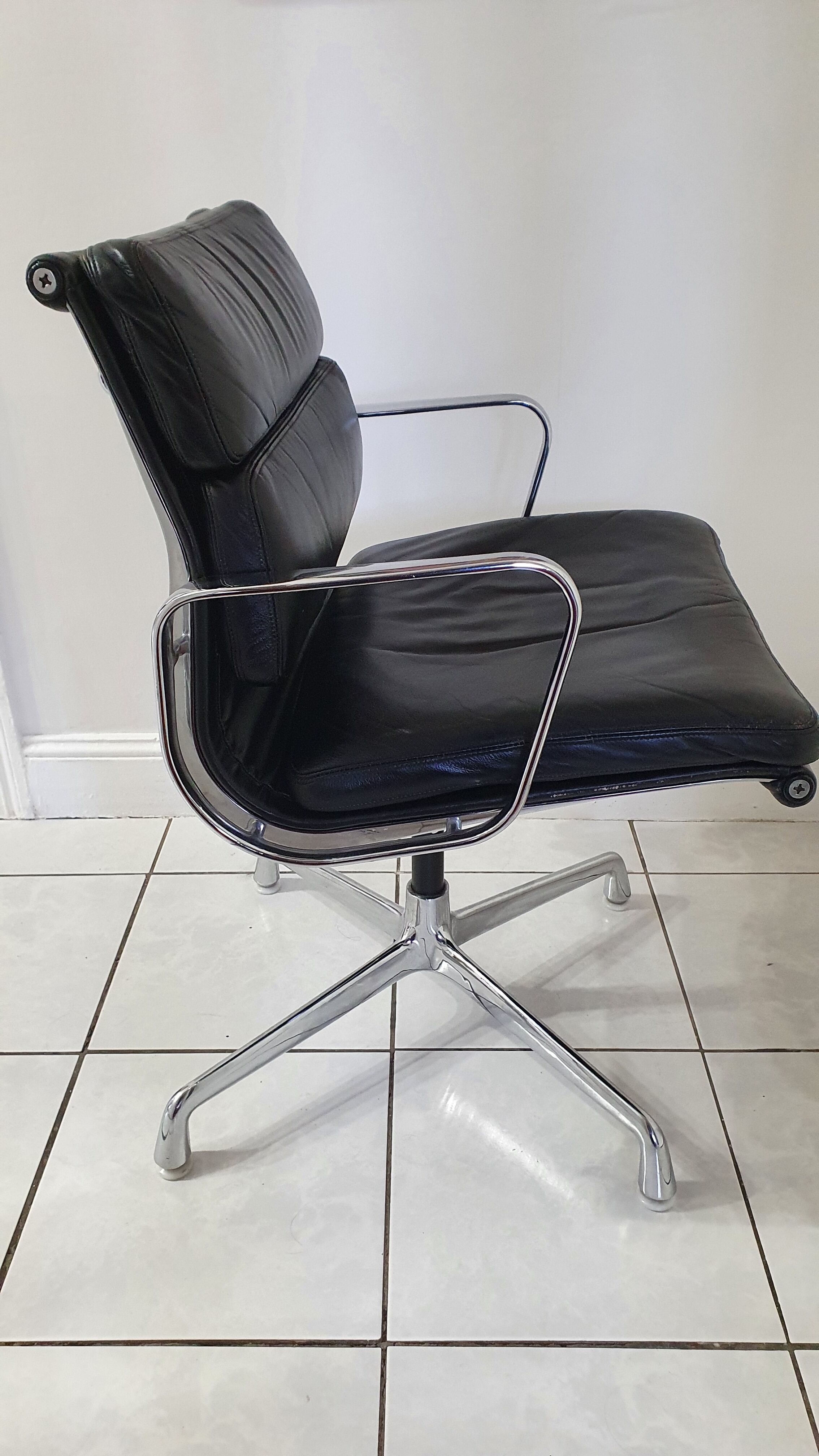 Fauteuil en cuir Softpad design Eames pour Herman Miller, années 70