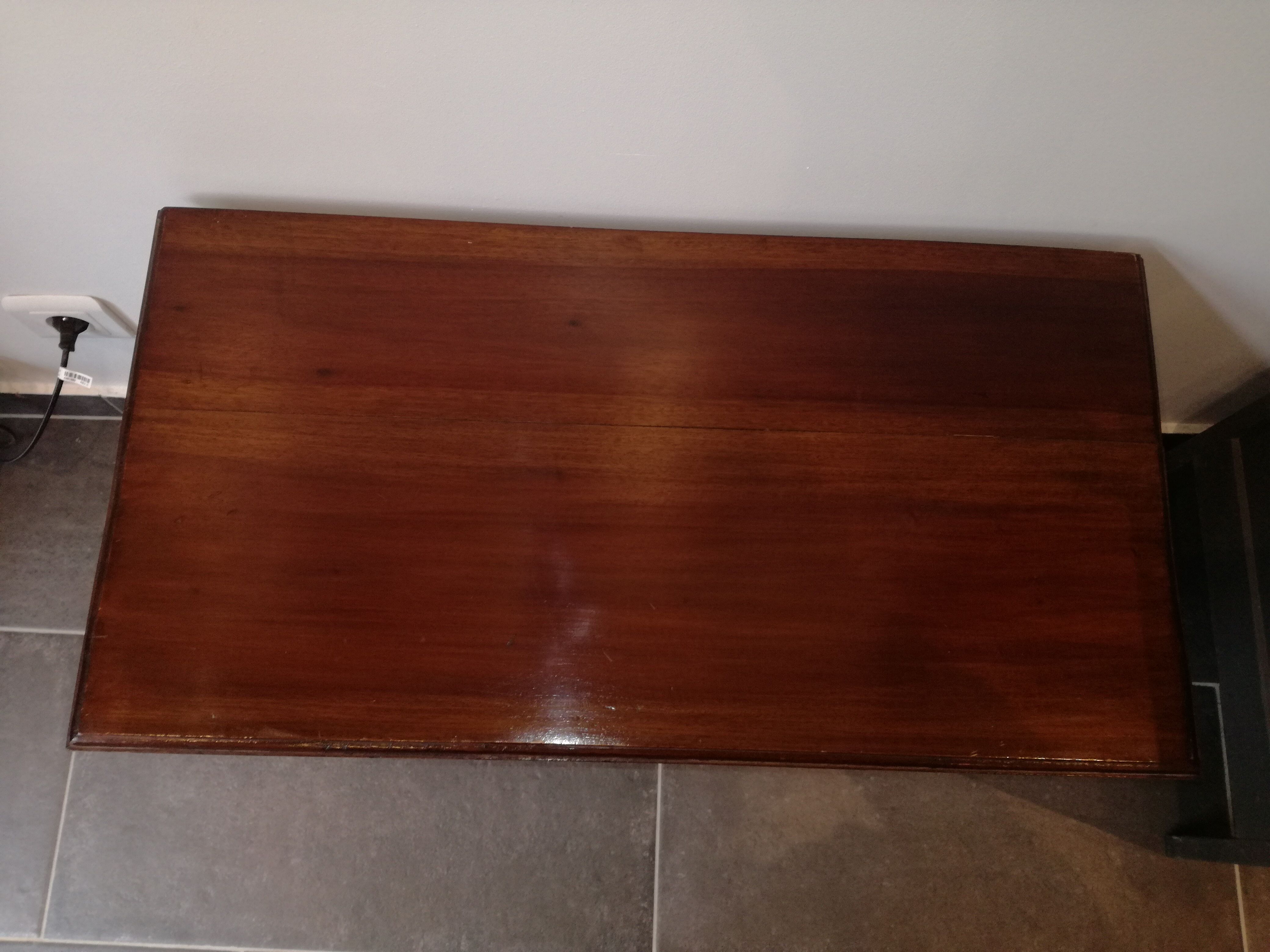 Colonial-style back-up furniture