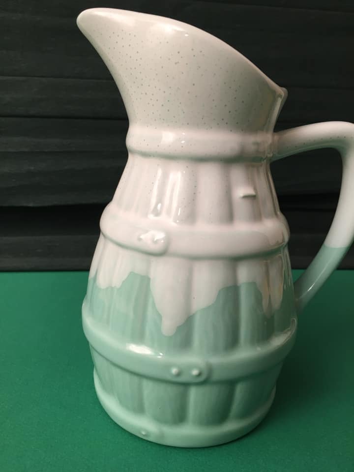 Pichet en céramique blanc et son vert pastel d’une contenance de 75 cl