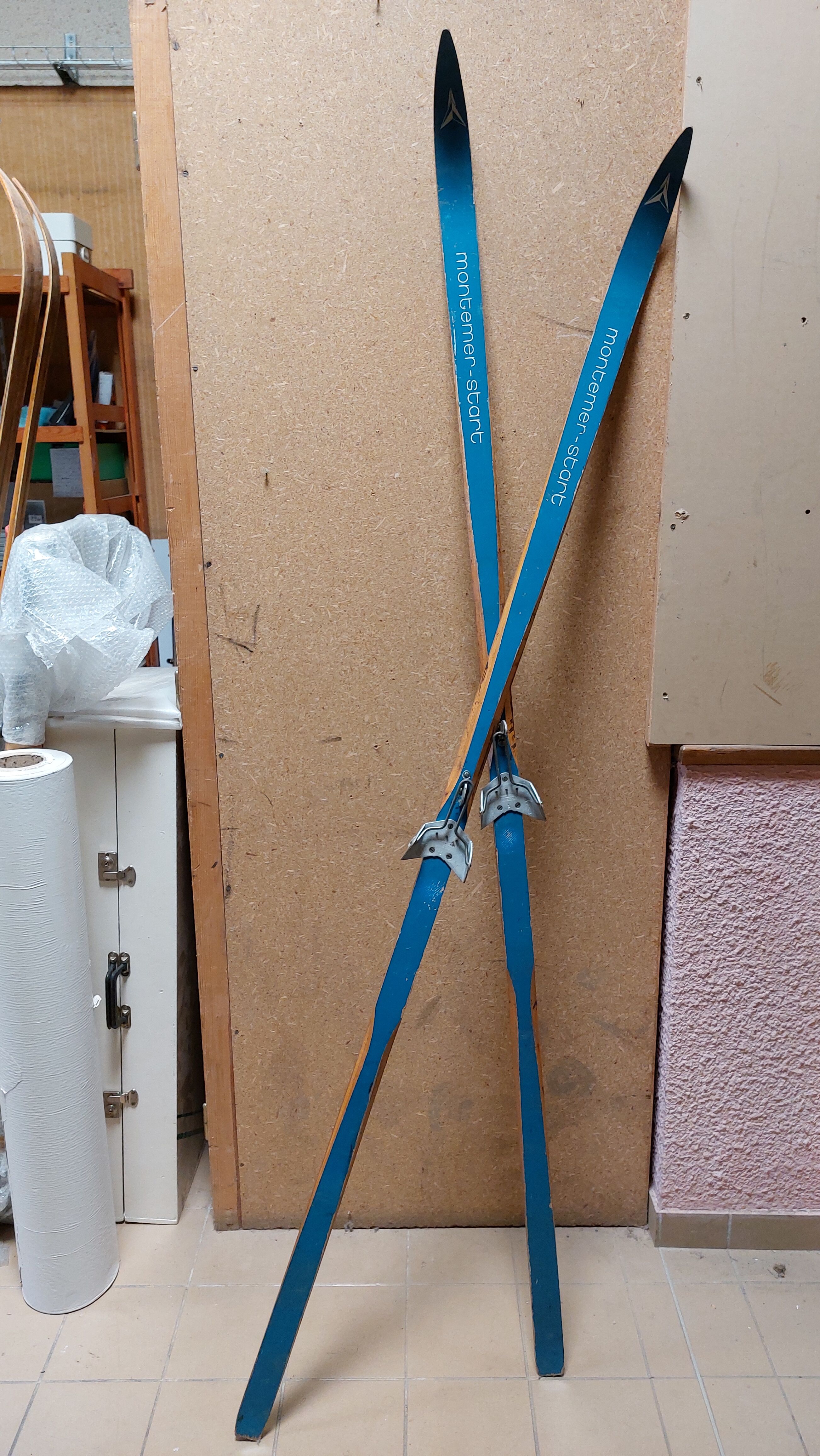 Pair of vintage wooden skis 206 cm color Blue