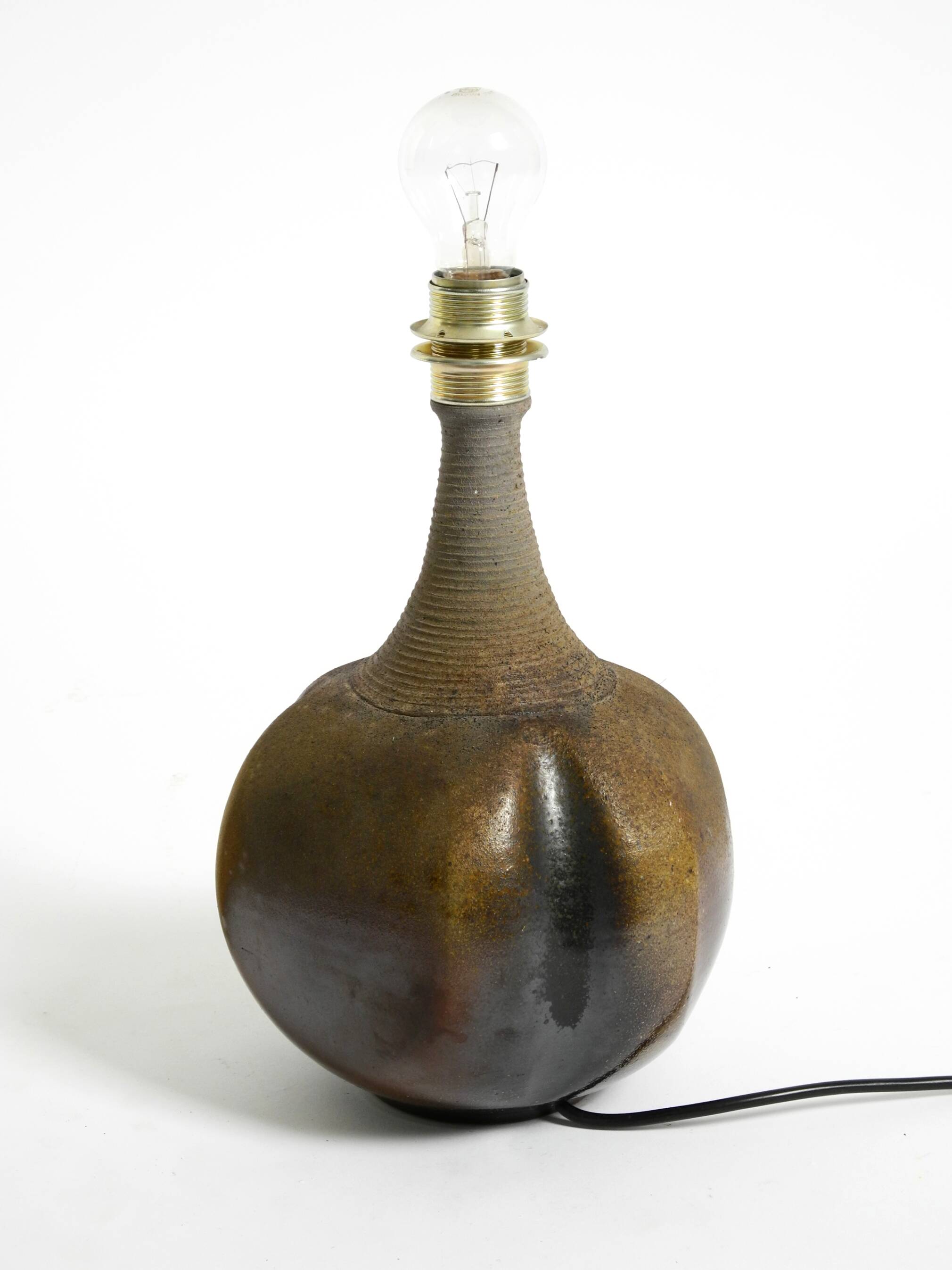 Très belle lampe de table en céramique des années 1960 avec abat-jour en tissu d'origine.