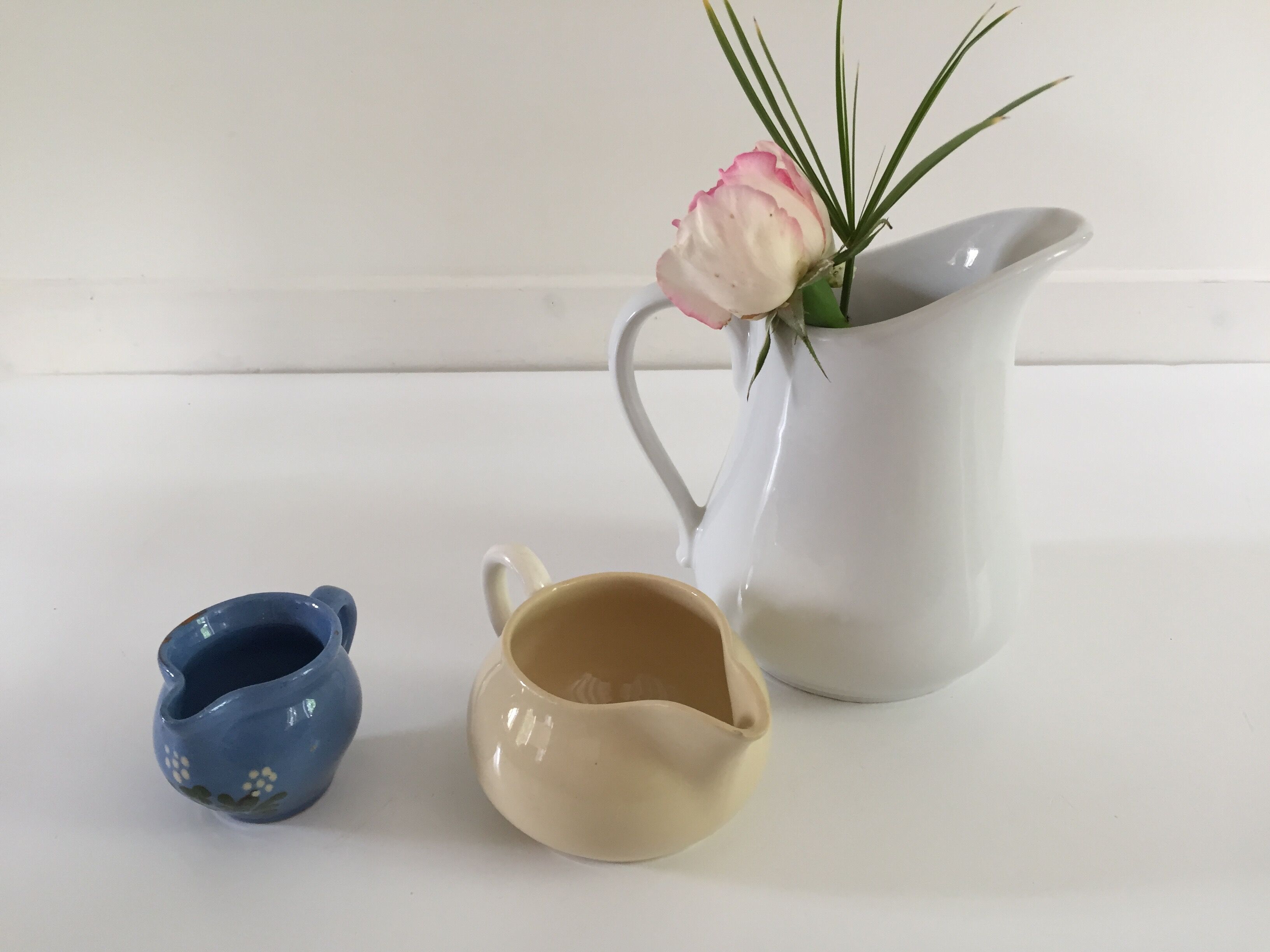 Set of 3 vintage pastels ceramic pitchers