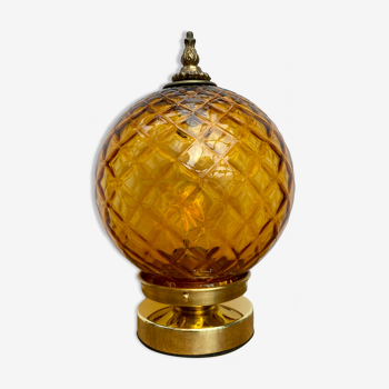 Lampe à poser globe vintage en verre ambré avec detail laiton