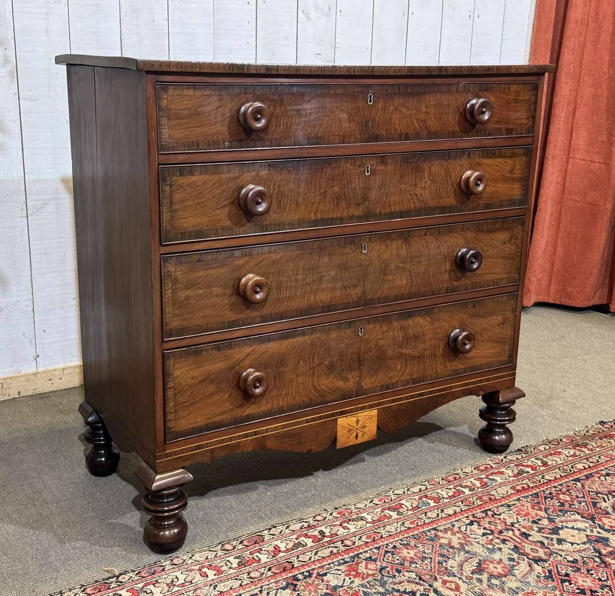 Victorian English commode from the 19th century in mahogany.