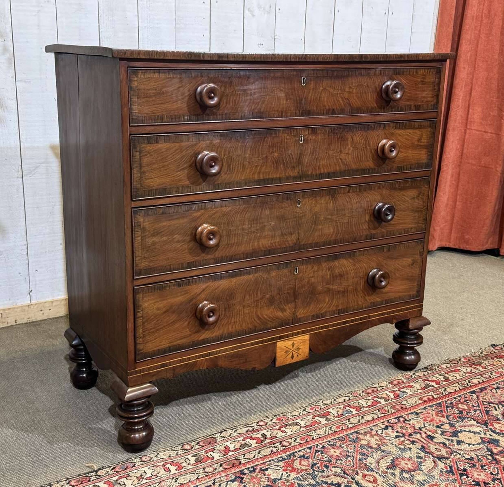 Victorian English commode from the 19th century in mahogany.